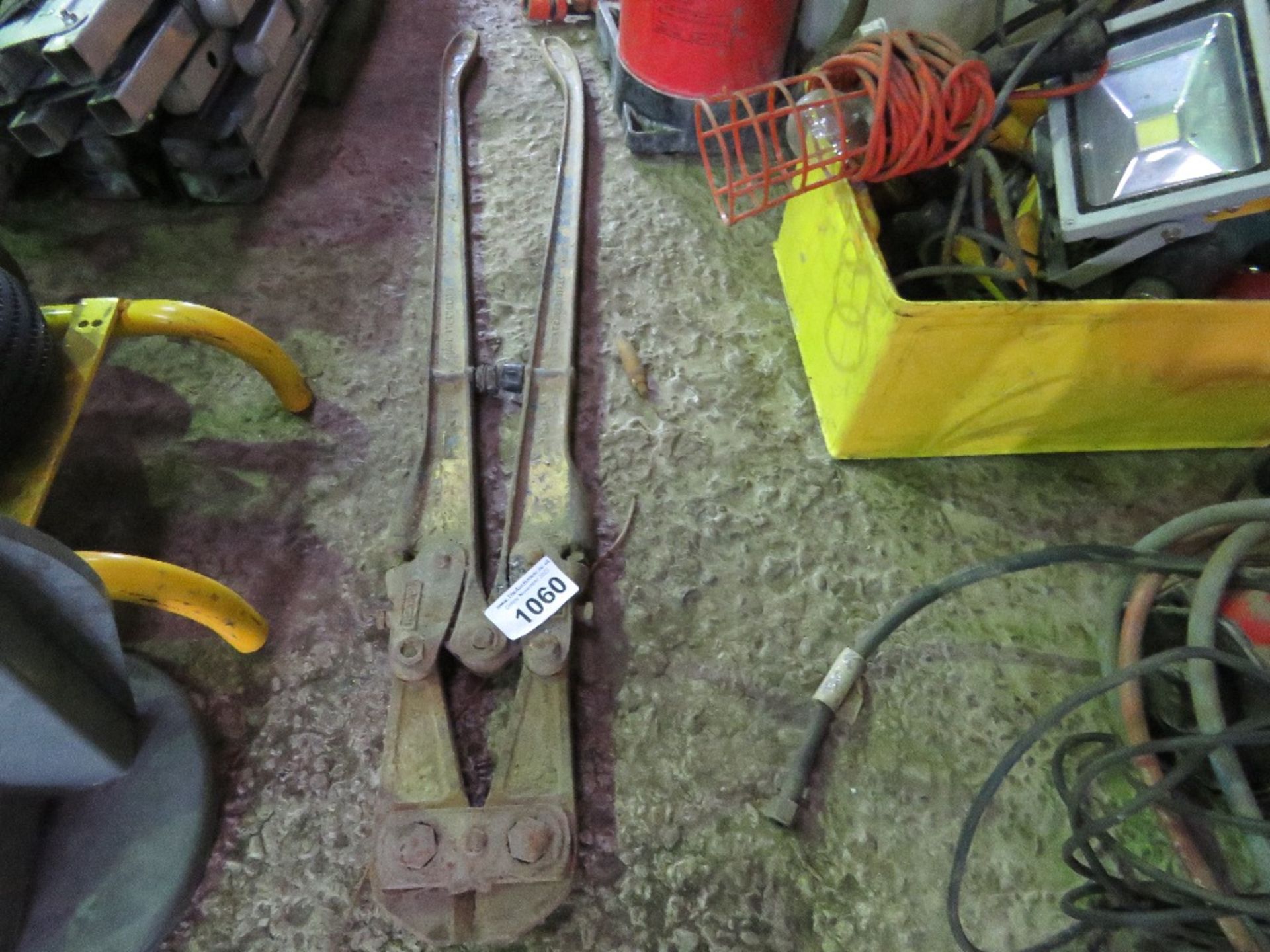 LARGE PAIR OF BOLT CROPPERS. SOURCED FROM COMPANY LIQUIDATION. THIS LOT IS SOLD UNDER THE AUCTIO