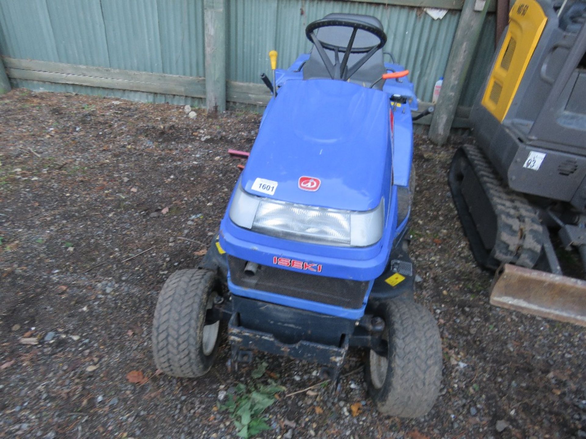 ISEKI SXG 15H RIDE ON DIESEL MOWER WITH COLLECTOR AND A MULCHING DISCHARGE CHUTE. 530 REC HOURS. SN; - Image 2 of 8