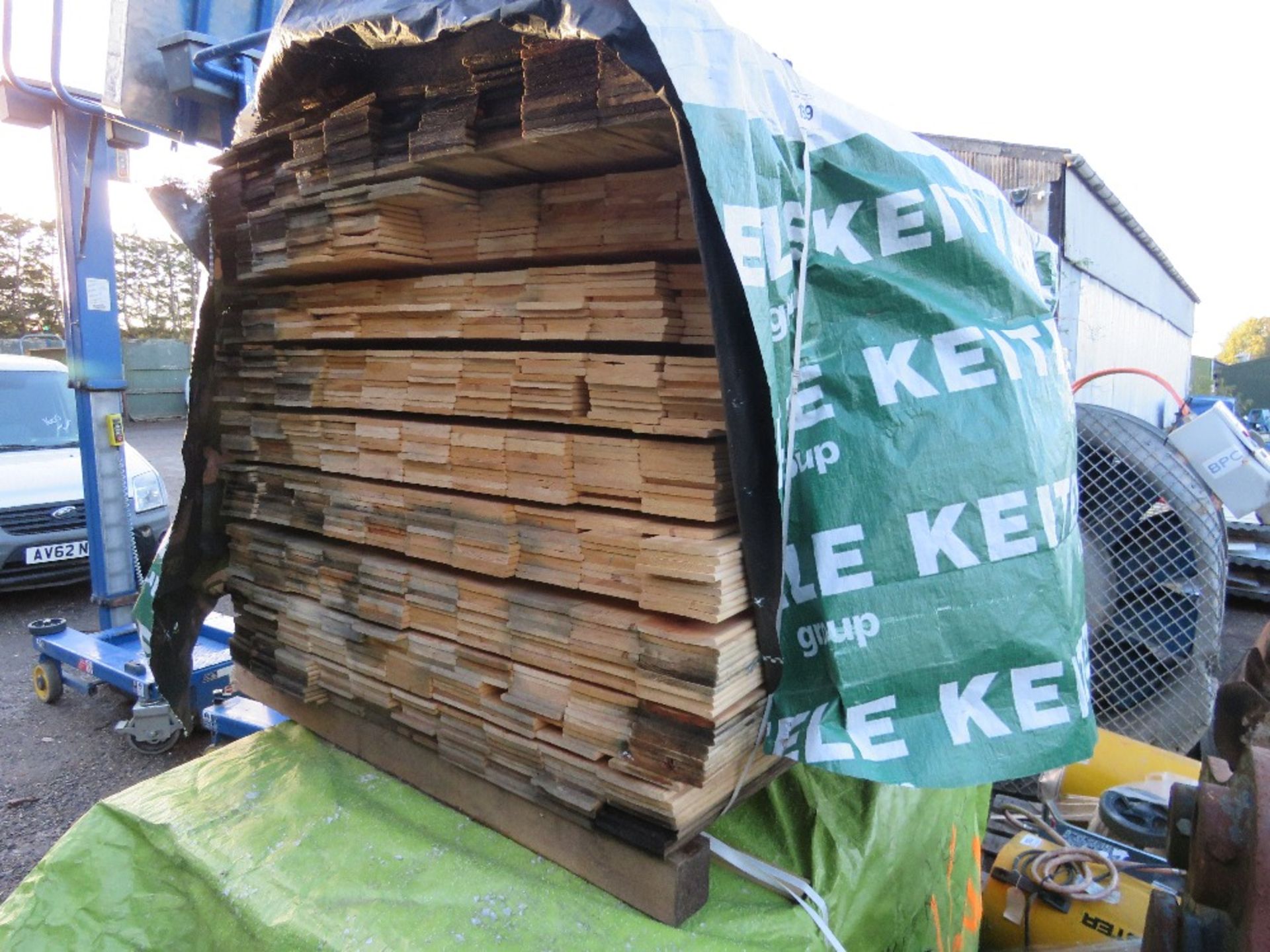 PACK OF UNTREATED HIT AND MISS TIMBER FENCE CLADDING BOARDS: 1.56M LENGTH X 95MM WIDTH APPROX.