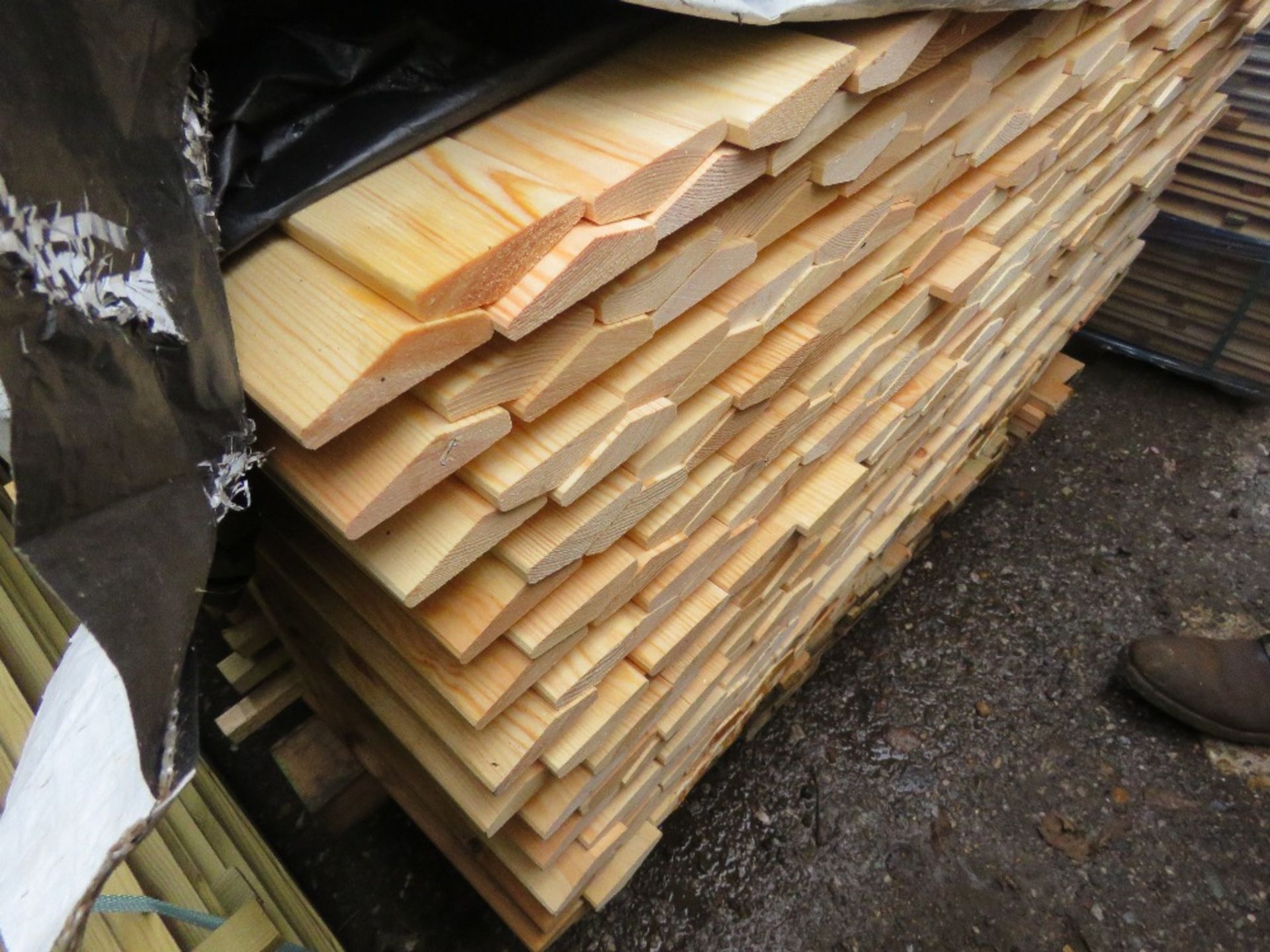 STACK CONTAINING 3 X PACKS OF ASSORTED UNTREATED VENETIAN SLATS, BOARDS AND RIDGE CAPS. 1.73-1.8M LE - Image 3 of 5