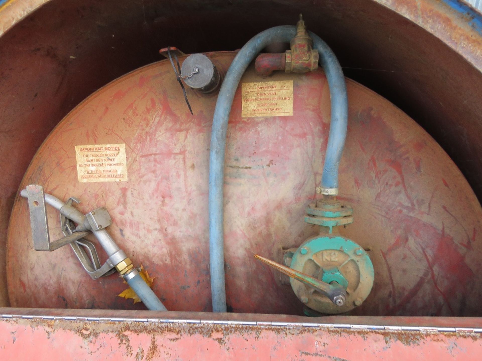 TRAILER ENGINEERING 500 GALLON CAPACITY BUNDED BOWSER WITH PUMP AND HOSE AND GUN. PN:FB06. LOT LOC - Image 4 of 4