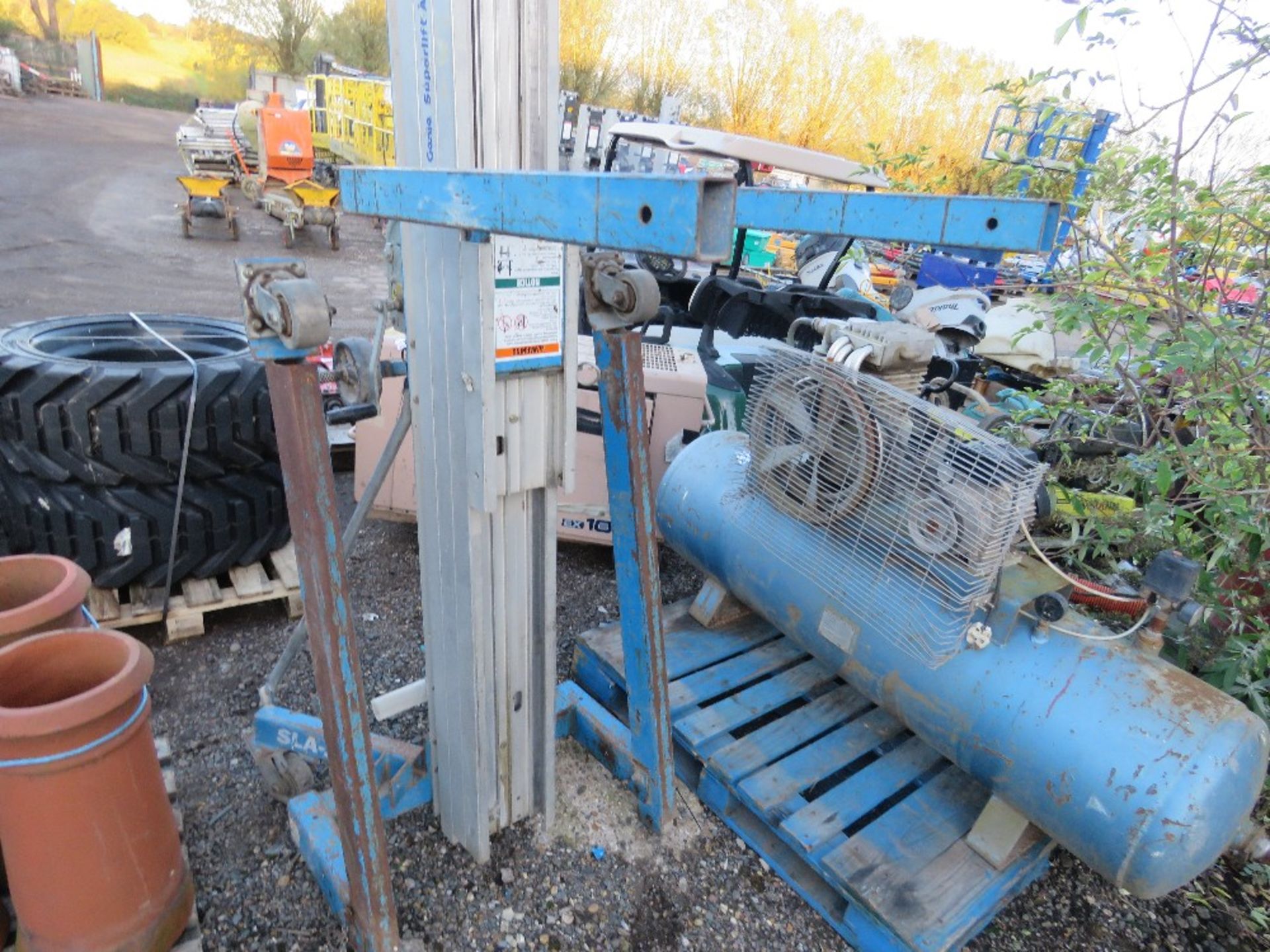 GENIE SUPERLIFT 3 STAGE MATERIAL HOIST UNIT WITH FORKS. THIS LOT IS SOLD UNDER THE AUCTIONEERS MA - Image 3 of 3