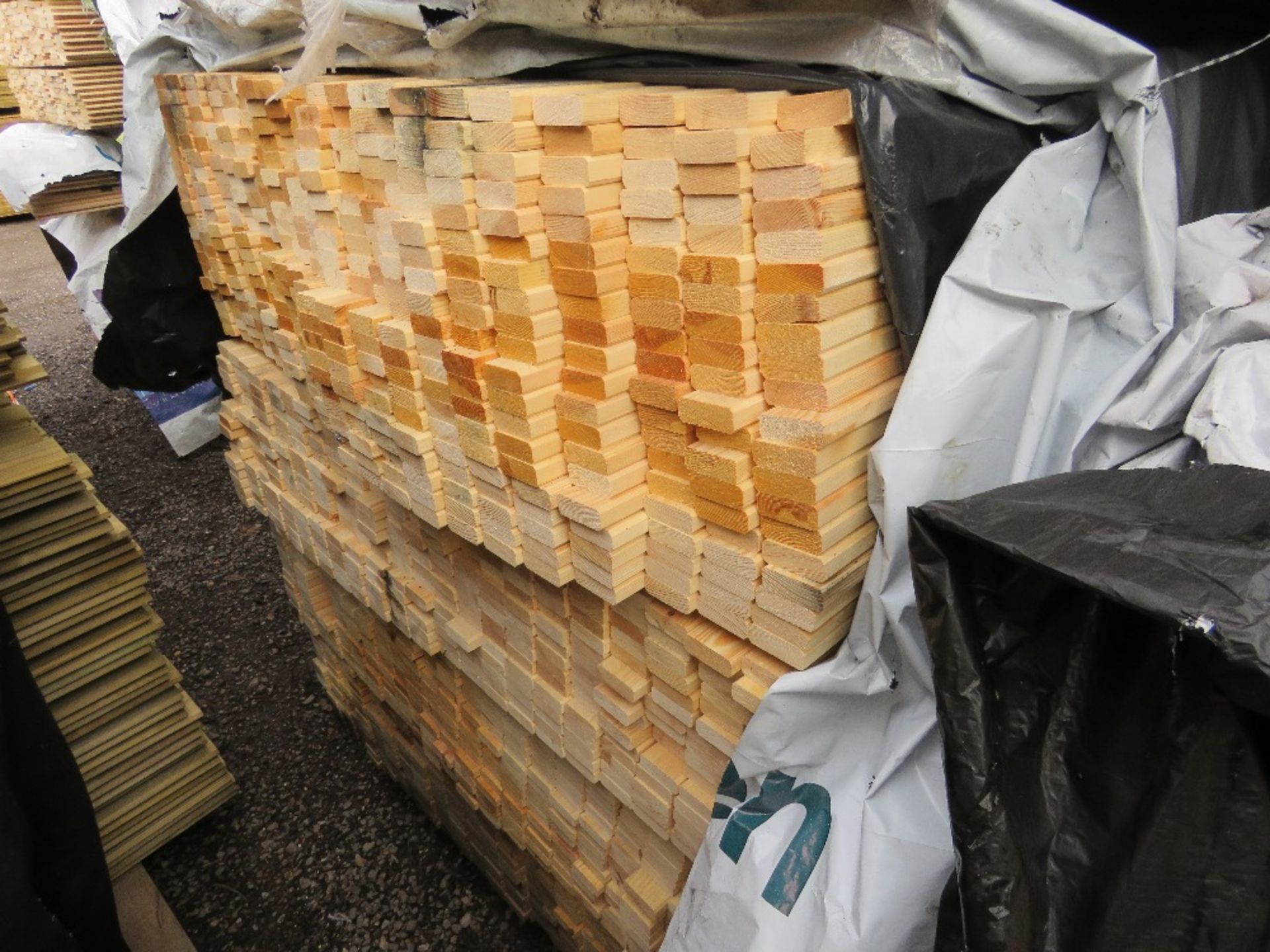EXTRA LARGE PACK OF VENETIAN PALE TIMBER SLATS. 1.83M LENGTH X 45MM X 16MM APPROX.