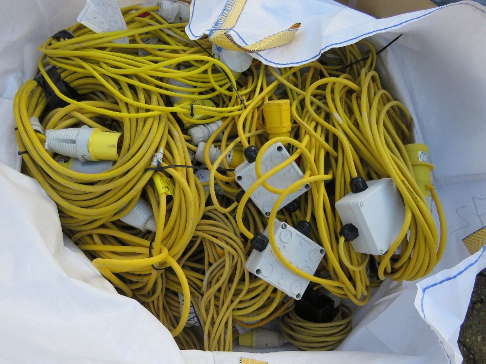 STILLAGE OF WORK LIGHTS PLUS A BULK BAG OF EXTENSION LEADS, 110VOLT. SOURCED FROM COMPANY LIQUID - Image 7 of 8