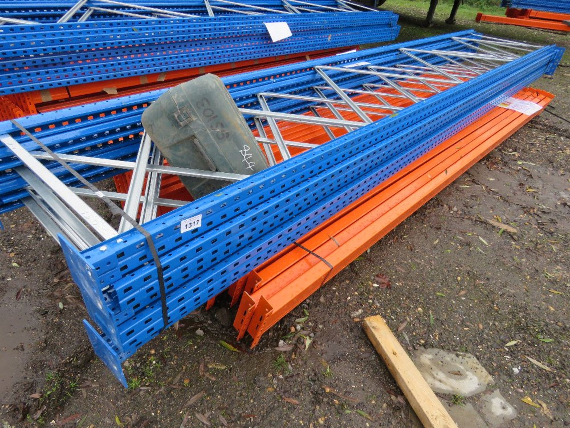 HEAVY DUTY PALLET RACKING: 5 X UPRIGHTS @ 5M HEIGHT WITH A WIDTH OF 0.9M, PLUS 24NO BEAMS @ 3.9M LEN