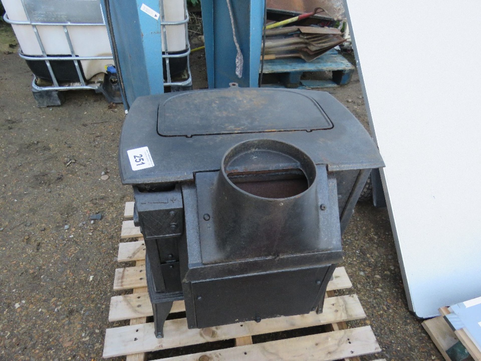 CAST IRON WOOD BURNING STOVE. THIS LOT IS SOLD UNDER THE AUCTIONEERS MARGIN SCHEME, THEREFORE NO - Image 3 of 3