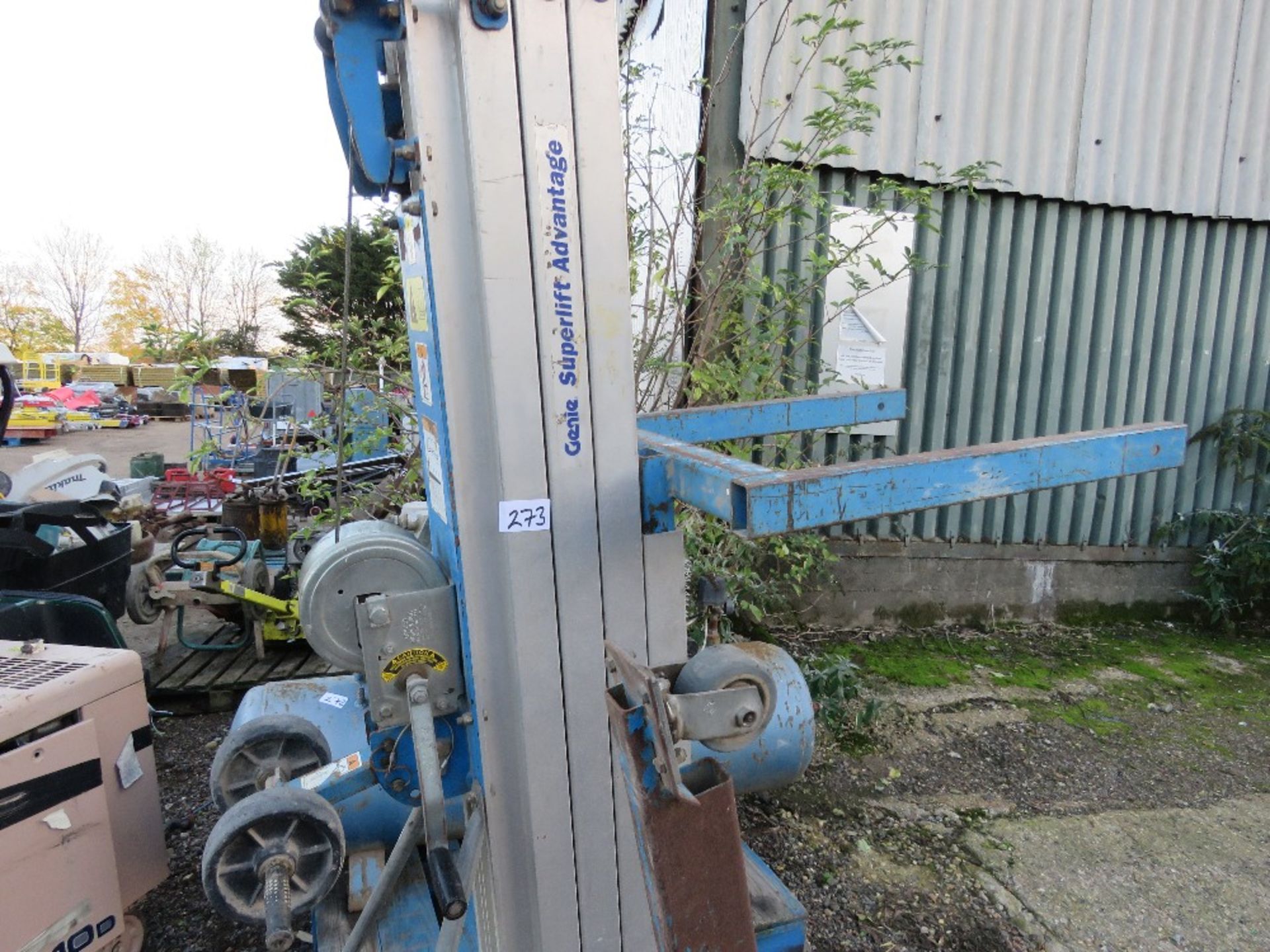 GENIE SUPERLIFT 3 STAGE MATERIAL HOIST UNIT WITH FORKS. THIS LOT IS SOLD UNDER THE AUCTIONEERS MA - Image 2 of 3
