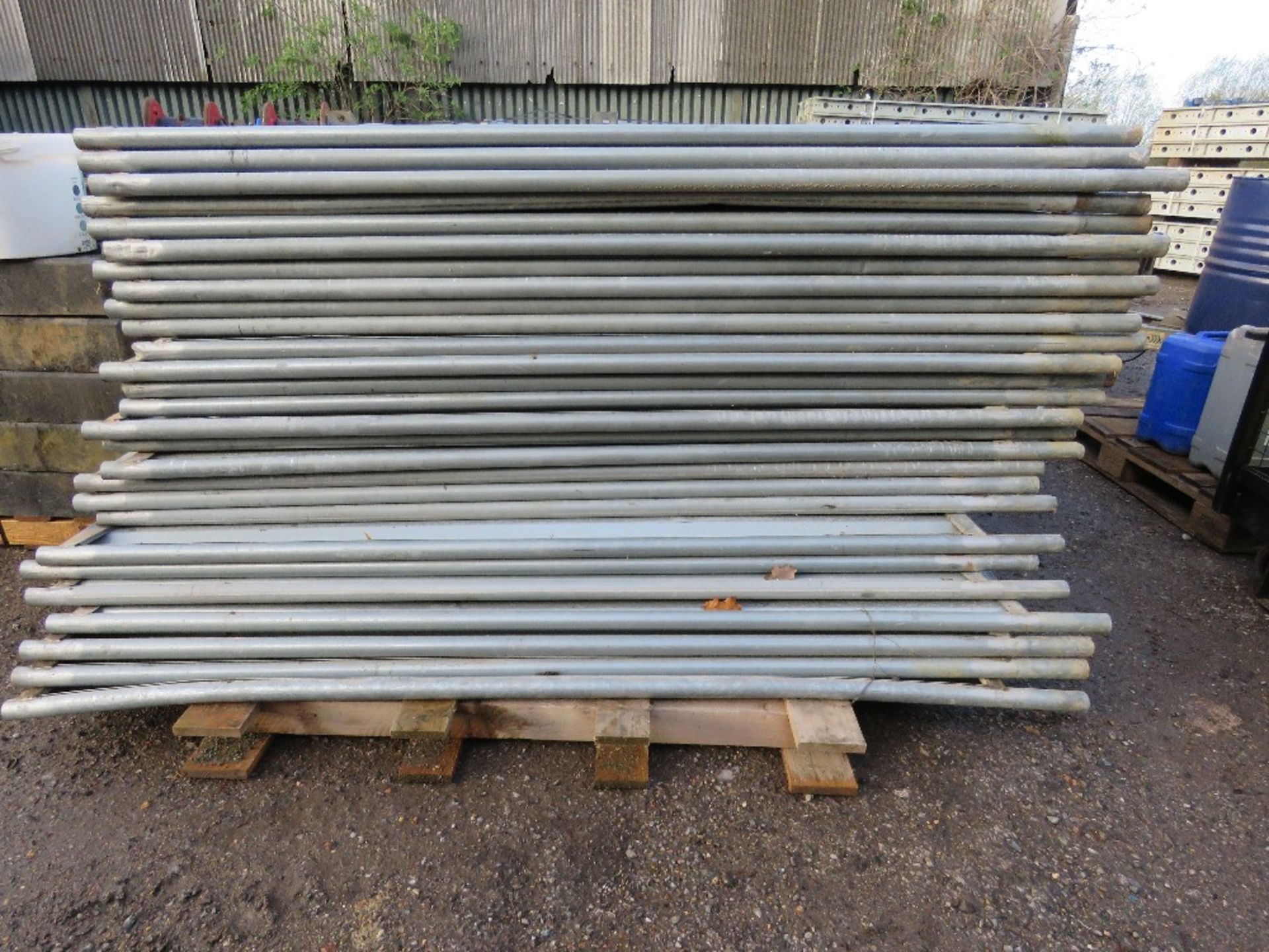 STACK OF 27NO SOLID SITE FENCE PANELS WITH A PALLET OF FEET, BUCKET OF CLIPS AND A FEW BRACE BARS. 6 - Image 2 of 8