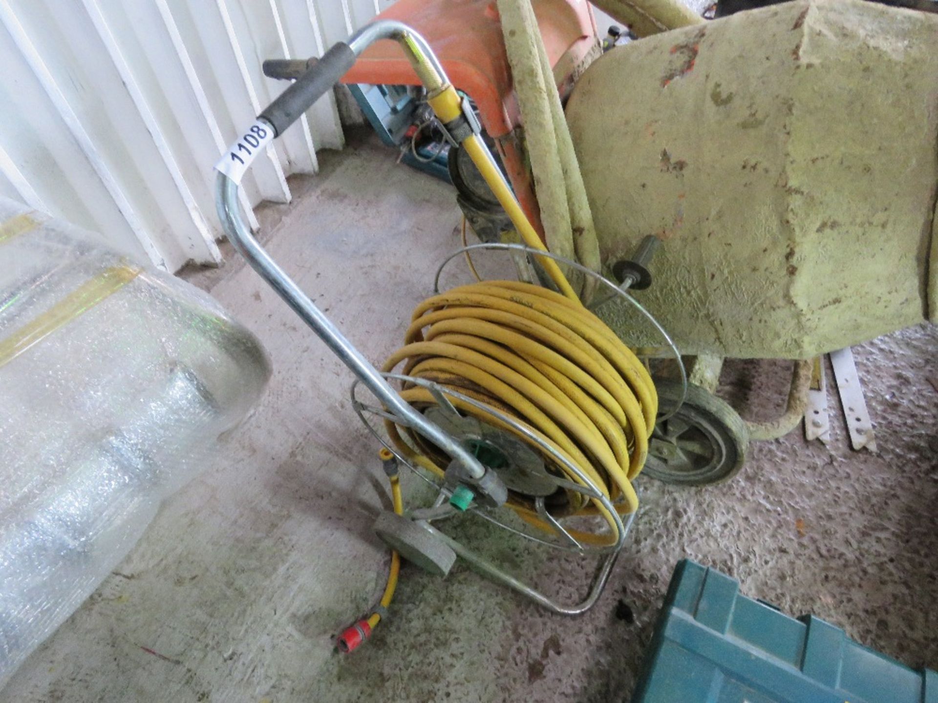 GARDEN HOSE REEL ON TROLLEY. THIS LOT IS SOLD UNDER THE AUCTIONEERS MARGIN SCHEME, THEREFORE NO V
