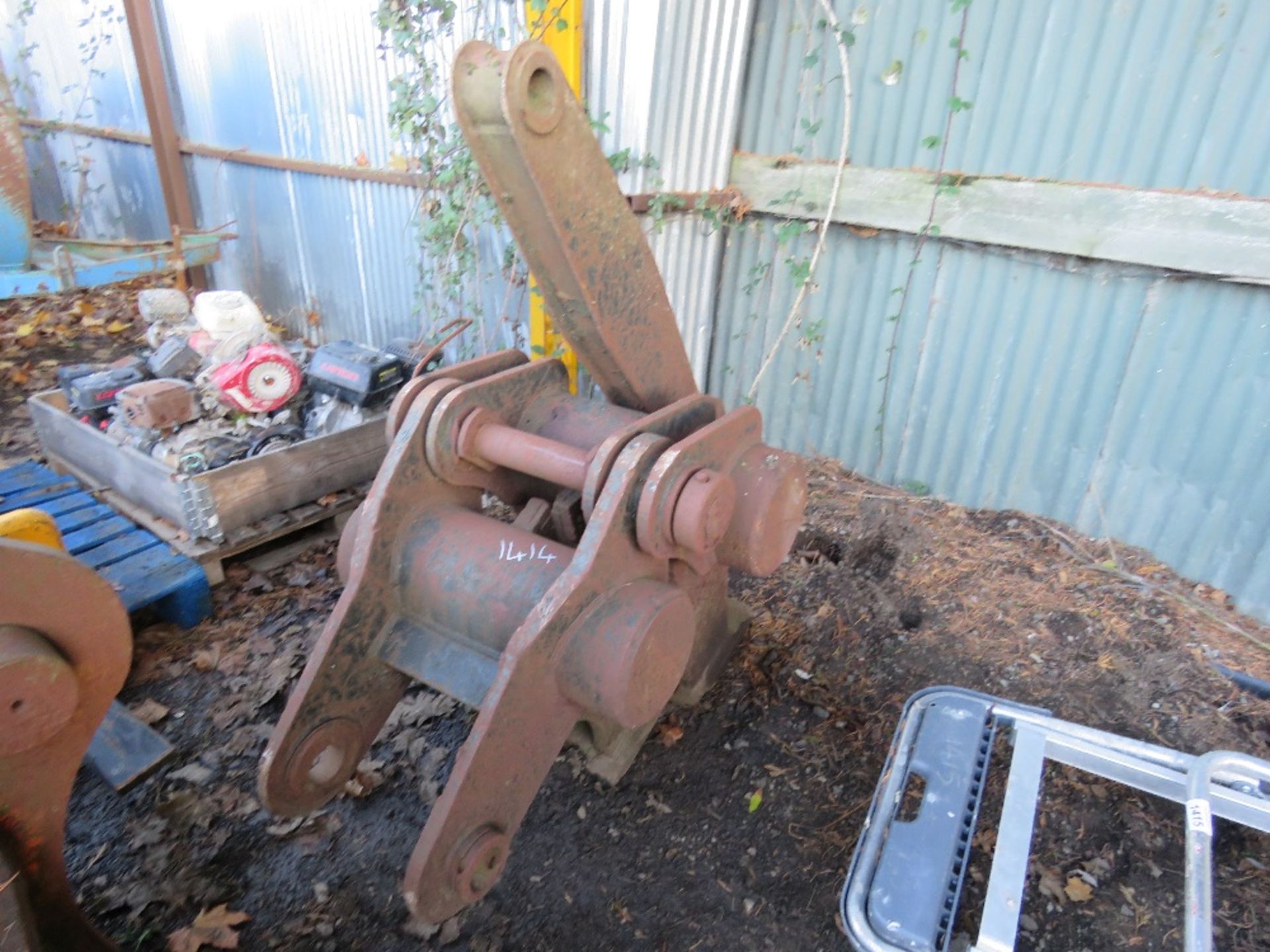 EXCAVATOR GRAPPLE ON 80MM PINS. EXCAVATOR MOUNTED CONCRETE MUNCHER JAWS ON 80MM PINS.