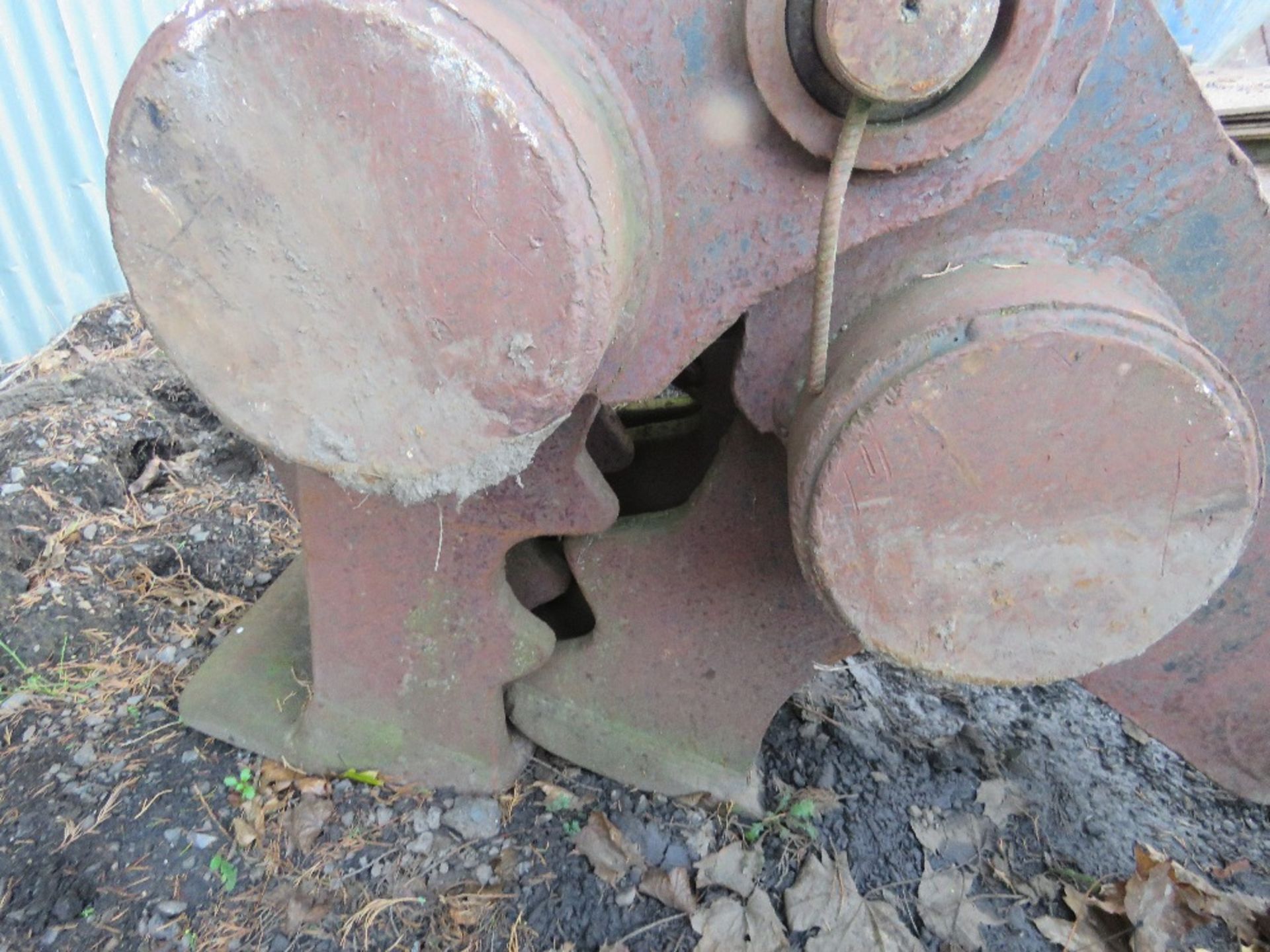EXCAVATOR GRAPPLE ON 80MM PINS. EXCAVATOR MOUNTED CONCRETE MUNCHER JAWS ON 80MM PINS. - Image 3 of 5