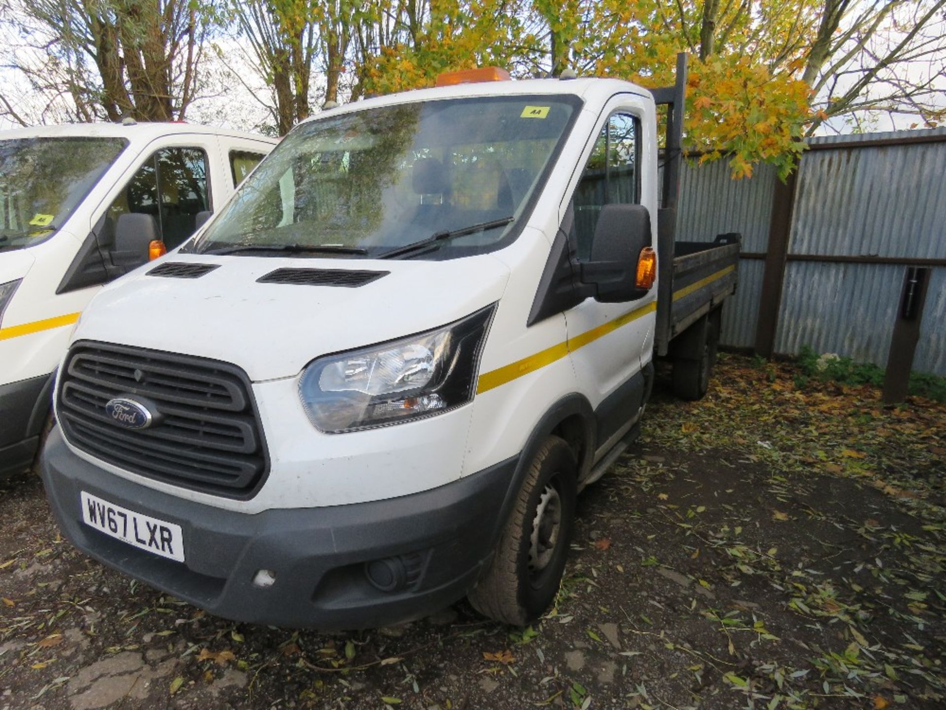 FORD TRANSIT SINGLE CAB 350 DROP SIDE TIPPER TRUCK REG:WV67 LXR. WITH V5 FIRST REGISTERED 27/9/17 (E - Image 2 of 6