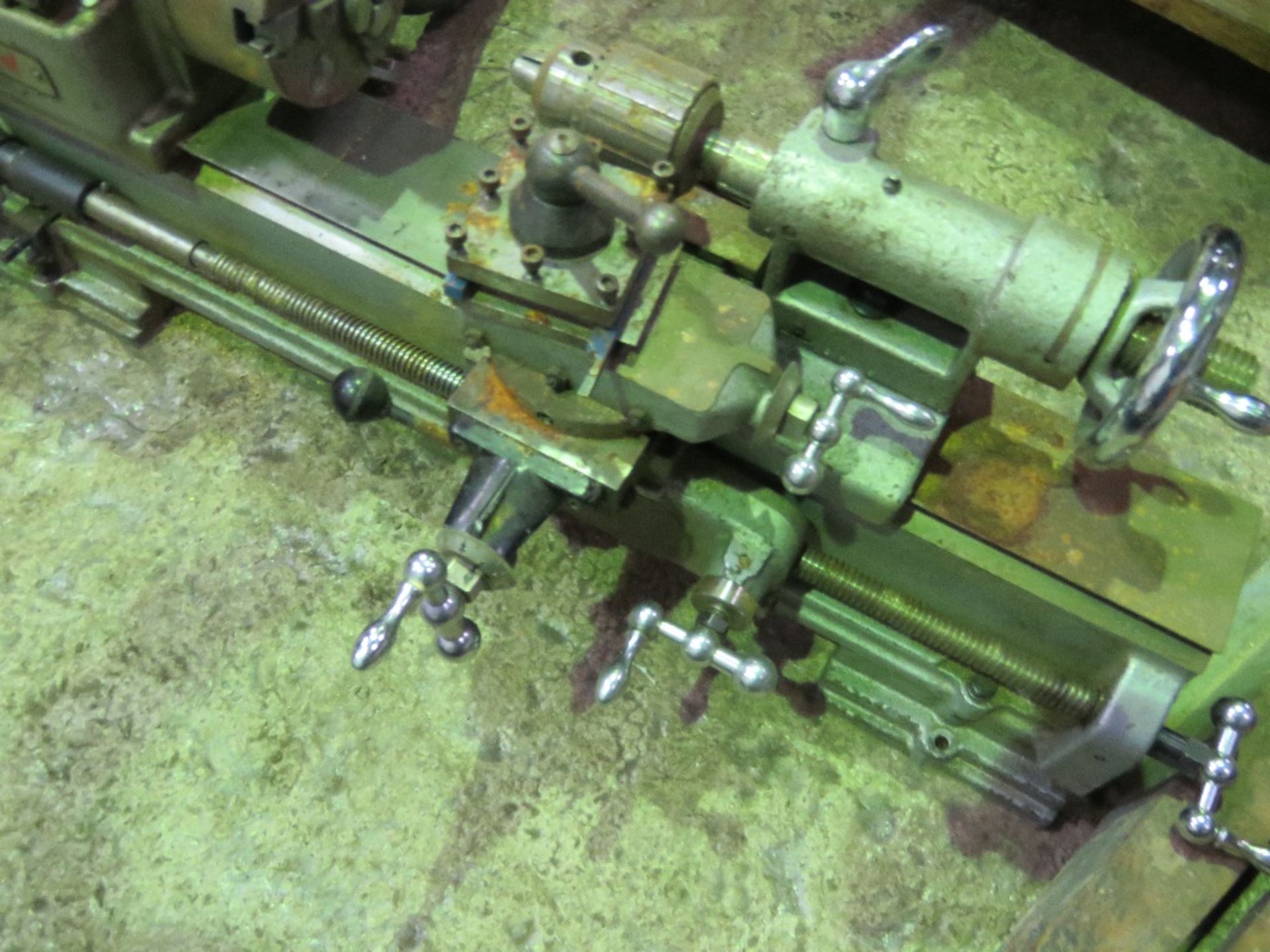 HOBBY SIZED METAL WORK LATHE. THIS LOT IS SOLD UNDER THE AUCTIONEERS MARGIN SCHEME, THEREFORE NO - Image 3 of 3