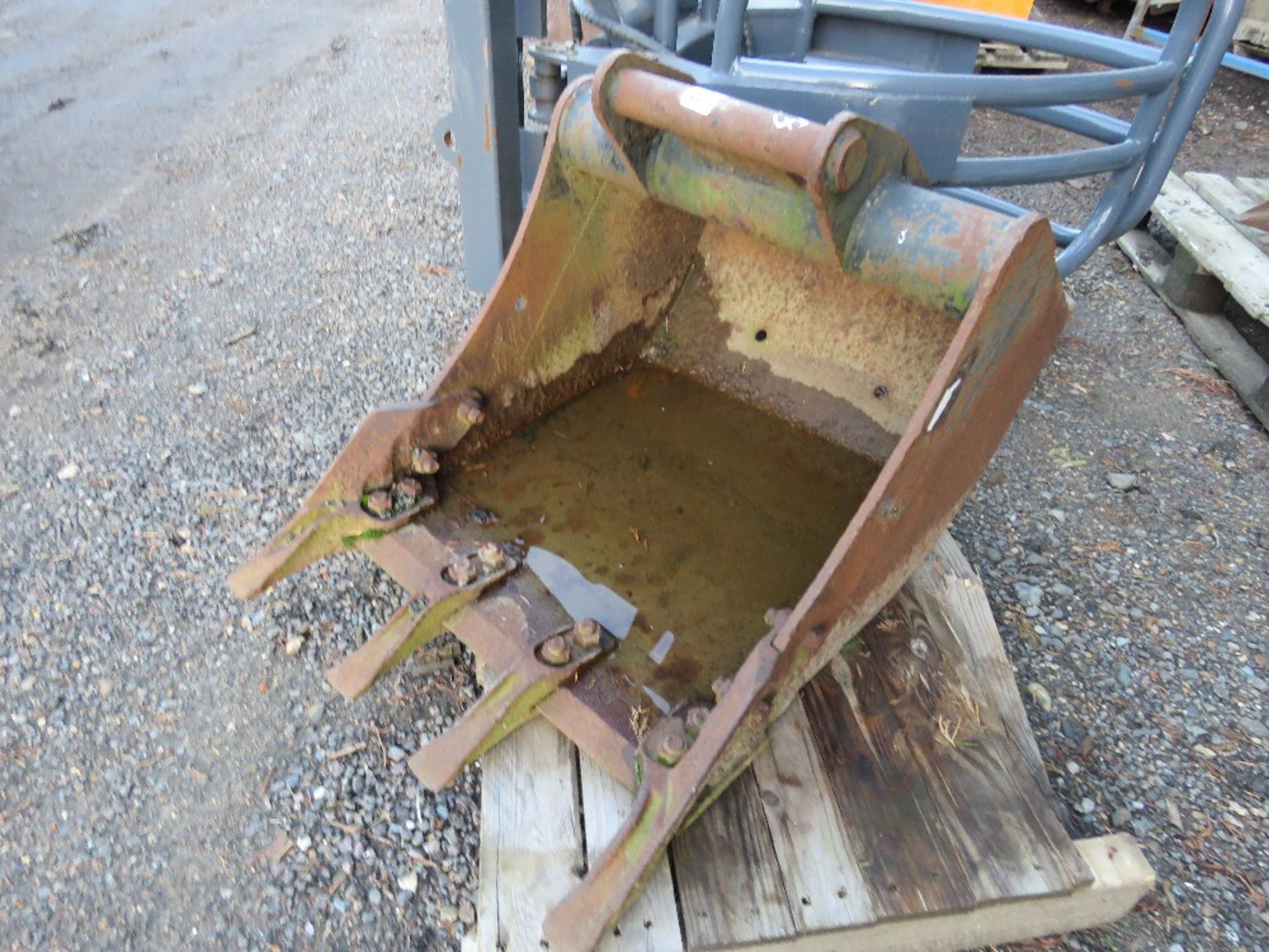 2FT WIDE EXCAVATOR BUCKET ON 45MM KLAC FIXINGS.. DIRECT FROM A LOCAL GROUNDWORKS COMPANY AS PART