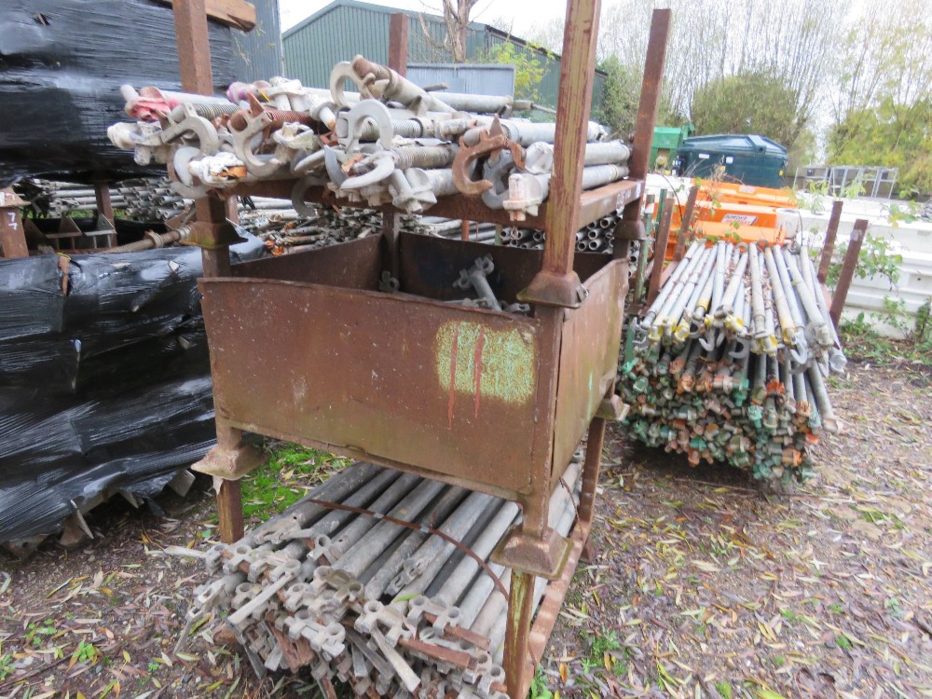 LARGE QUANTITY OF LEADA ACROW QUICK STAGE STYLE SCAFFOLDING ITEMS, CONTAINED IN 20 X STILLAGES. THIS - Image 8 of 13