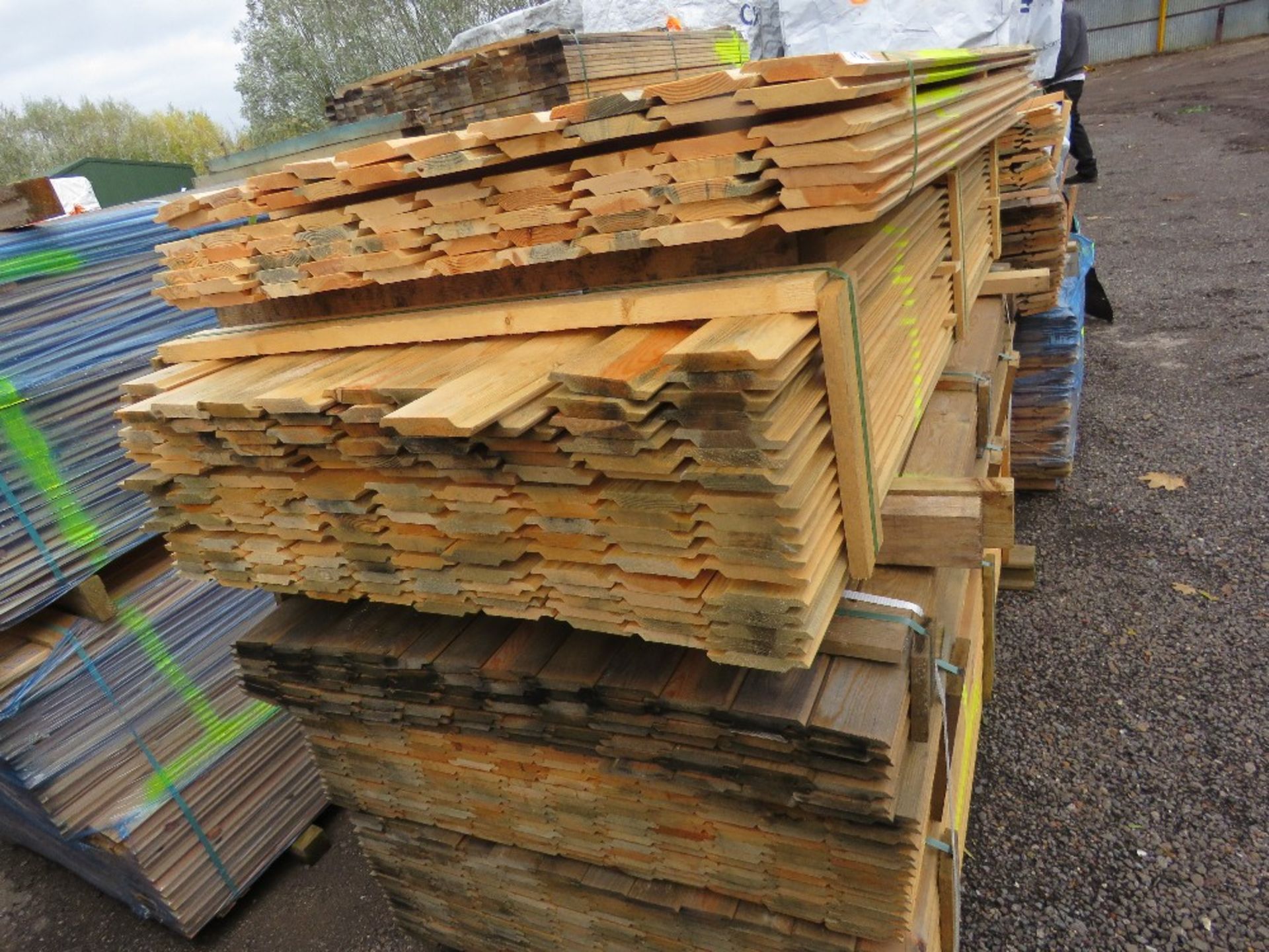 LARGE STACK (3 X PACKS) OF UNTREATED SHIPLAP TIMBER FENCING BOARDS: 1.72-1.84M LENGTH APPROX. - Image 2 of 2