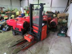 LINDE L16 BATTERY POWERED FORKLIFT TRUCK WITH CHARGER, YEAR 2008. WHEN TESTED WAS SEEN TO DRIVE, LIF