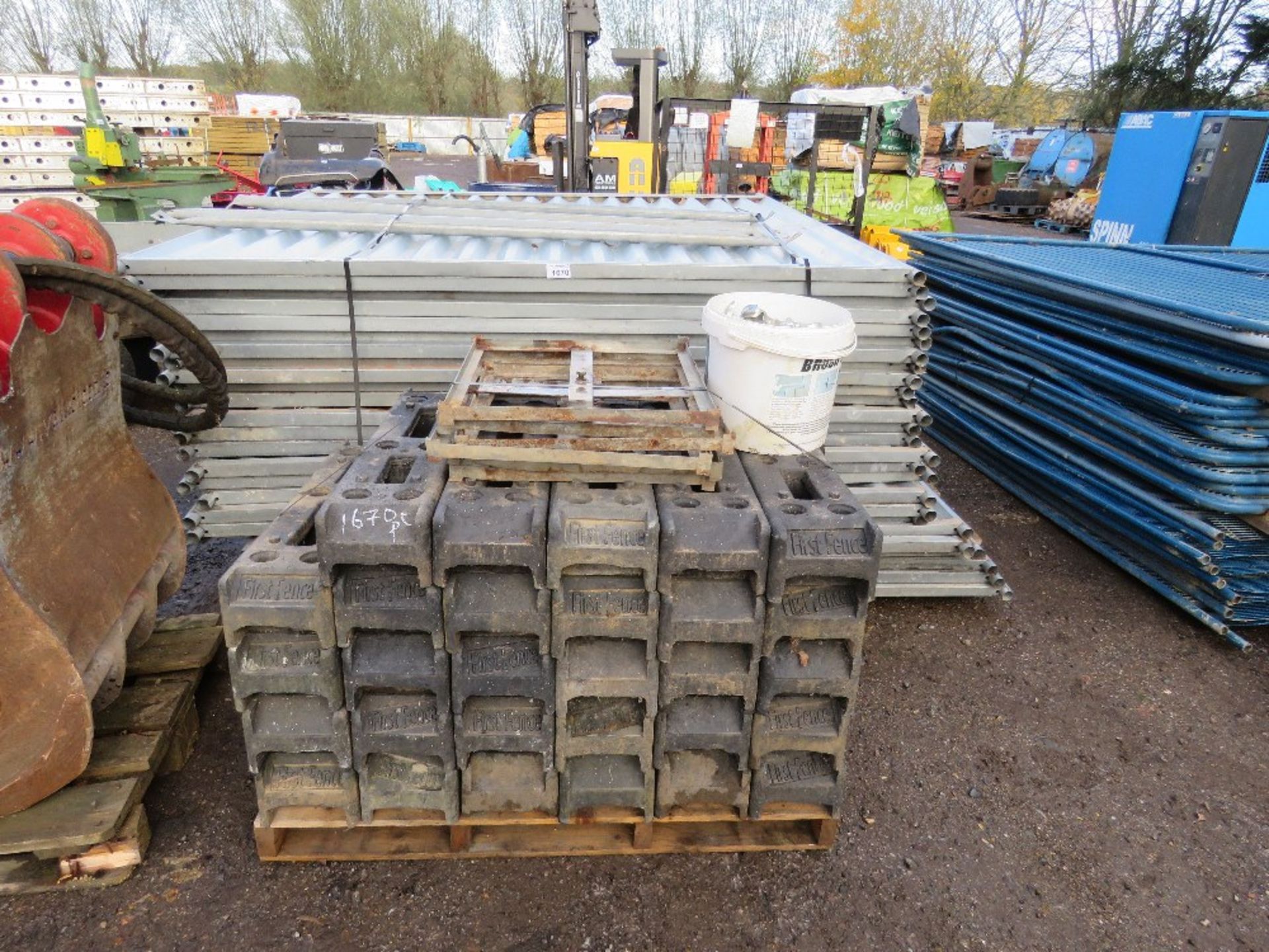 STACK OF 27NO SOLID SITE FENCE PANELS WITH A PALLET OF FEET, BUCKET OF CLIPS AND A FEW BRACE BARS. 6 - Image 8 of 8