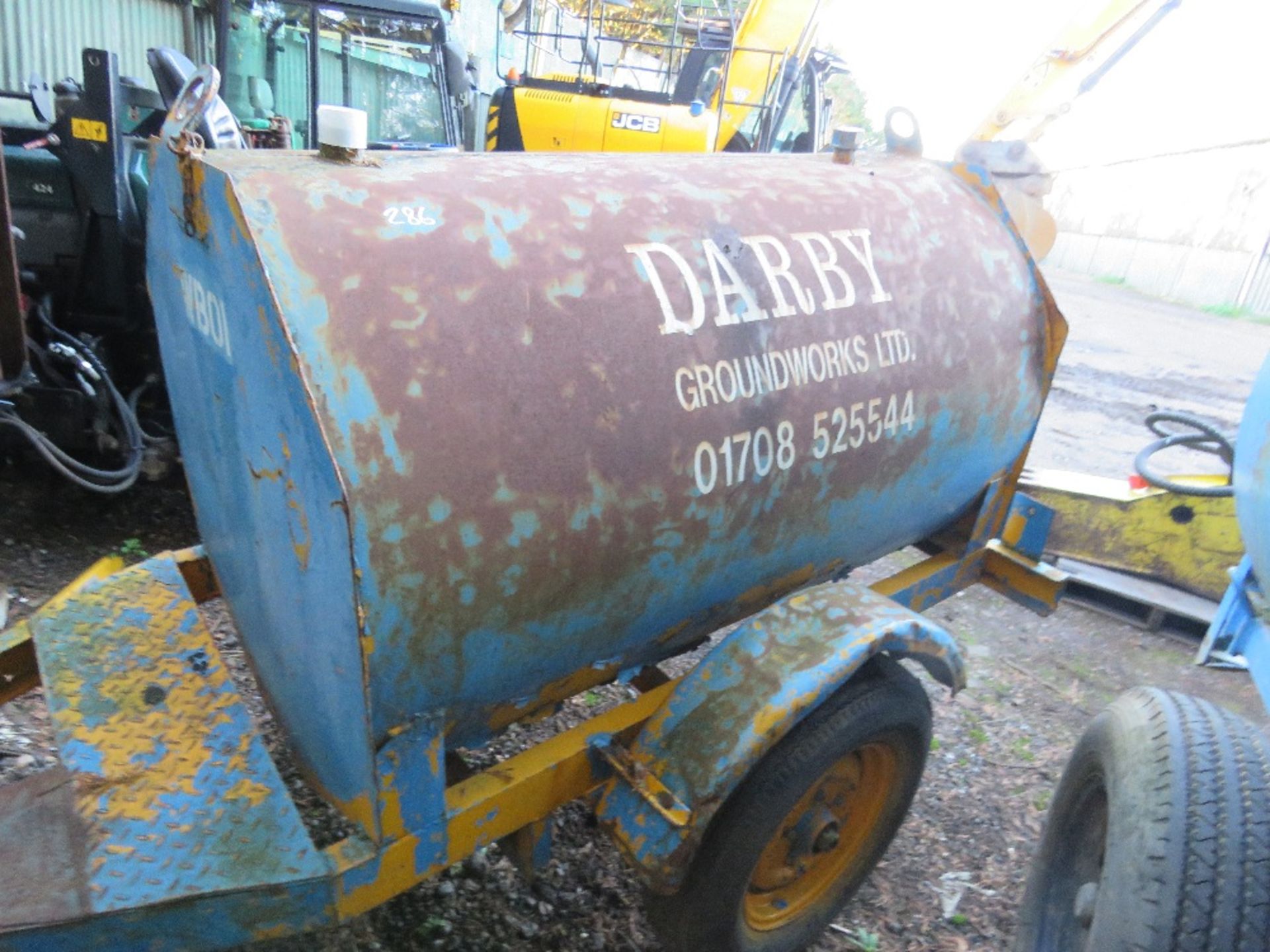 TOWED SINGLE AXLED WATER BOWSER. LOT LOCATION: THE STONDON HALL SALEGROUND, STONDON MASSEY, ESSEX. - Image 2 of 4