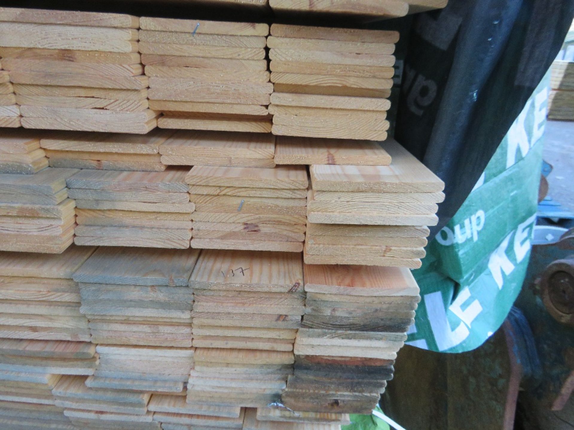 PACK OF UNTREATED HIT AND MISS TIMBER FENCE CLADDING BOARDS: 1.56M LENGTH X 95MM WIDTH APPROX. - Image 2 of 3