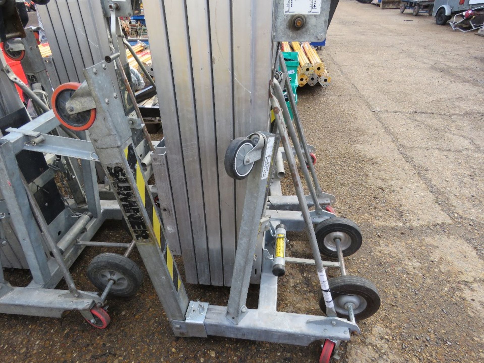SUMNER MODEL 2025 MATERIAL LIFT,5 STAGE. NB: NO FORKS WITH THIS LOT!