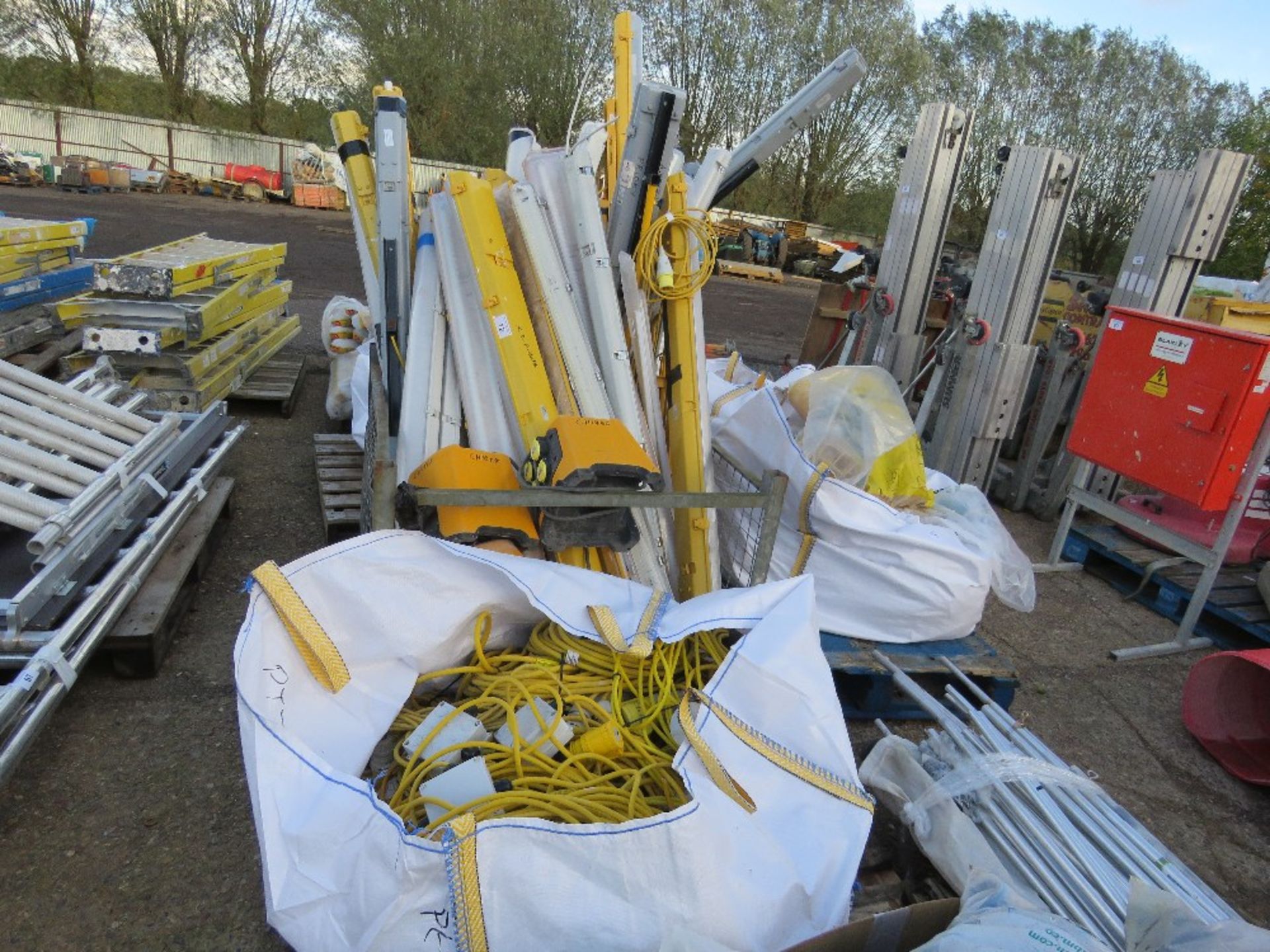 STILLAGE OF WORK LIGHTS PLUS A BULK BAG OF EXTENSION LEADS, 110VOLT. SOURCED FROM COMPANY LIQUID - Image 6 of 8