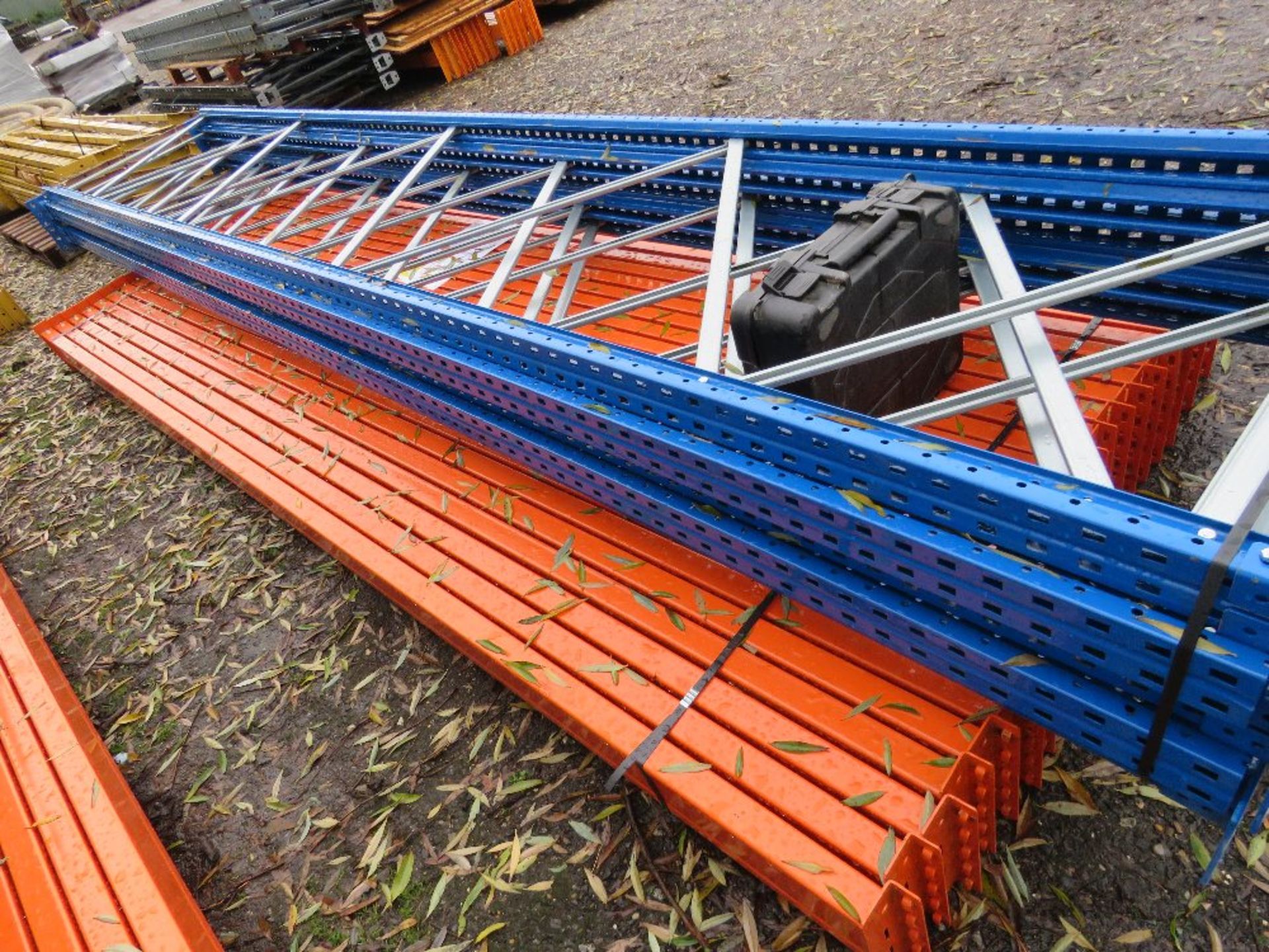 HEAVY DUTY PALLET RACKING: 5 X UPRIGHTS @ 5M HEIGHT WITH A WIDTH OF 0.9M, PLUS 24NO BEAMS @ 3.9M LEN - Image 5 of 5