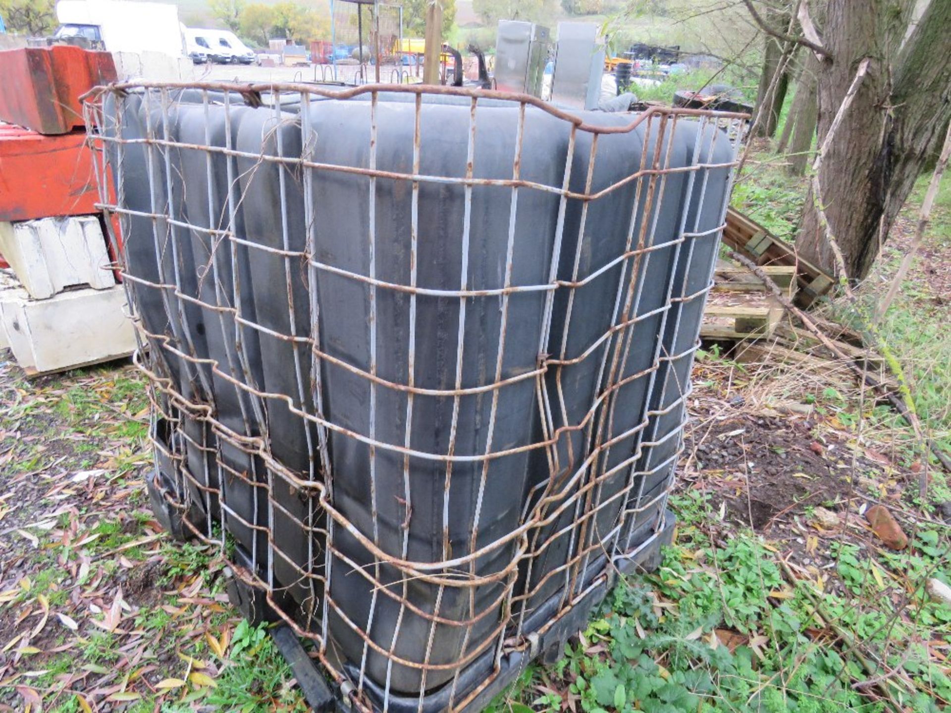 PLASTIC IBC CONTAINER. THIS LOT IS SOLD UNDER THE AUCTIONEERS MARGIN SCHEME, THEREFORE NO VAT WIL - Image 2 of 4