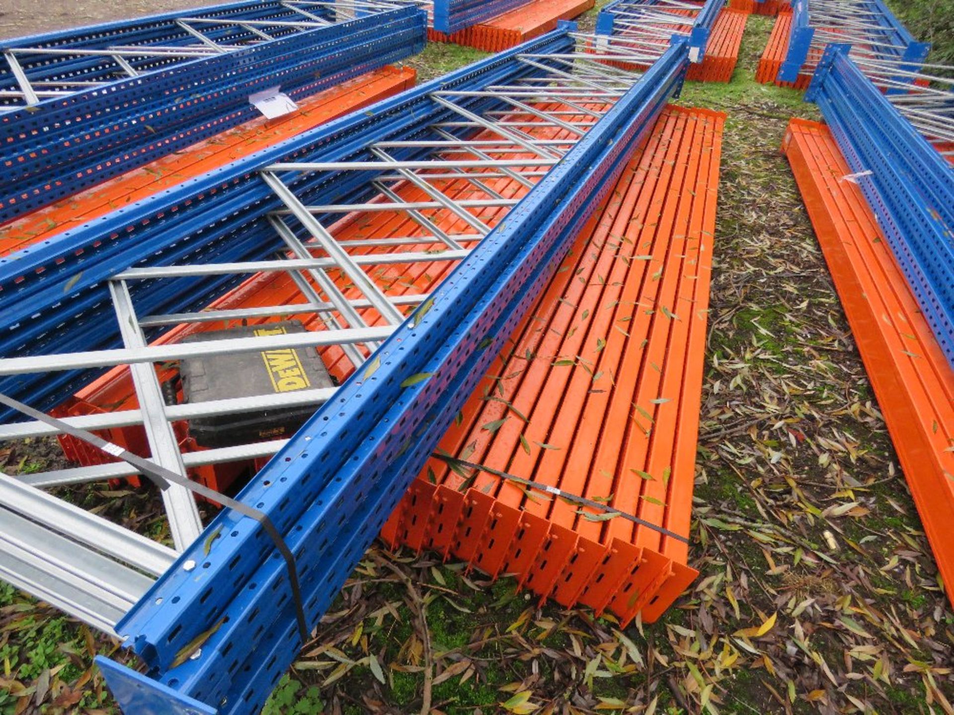 HEAVY DUTY PALLET RACKING: 5 X UPRIGHTS @ 5M HEIGHT WITH A WIDTH OF 0.9M, PLUS 24NO BEAMS @ 3.9M LEN - Image 2 of 4