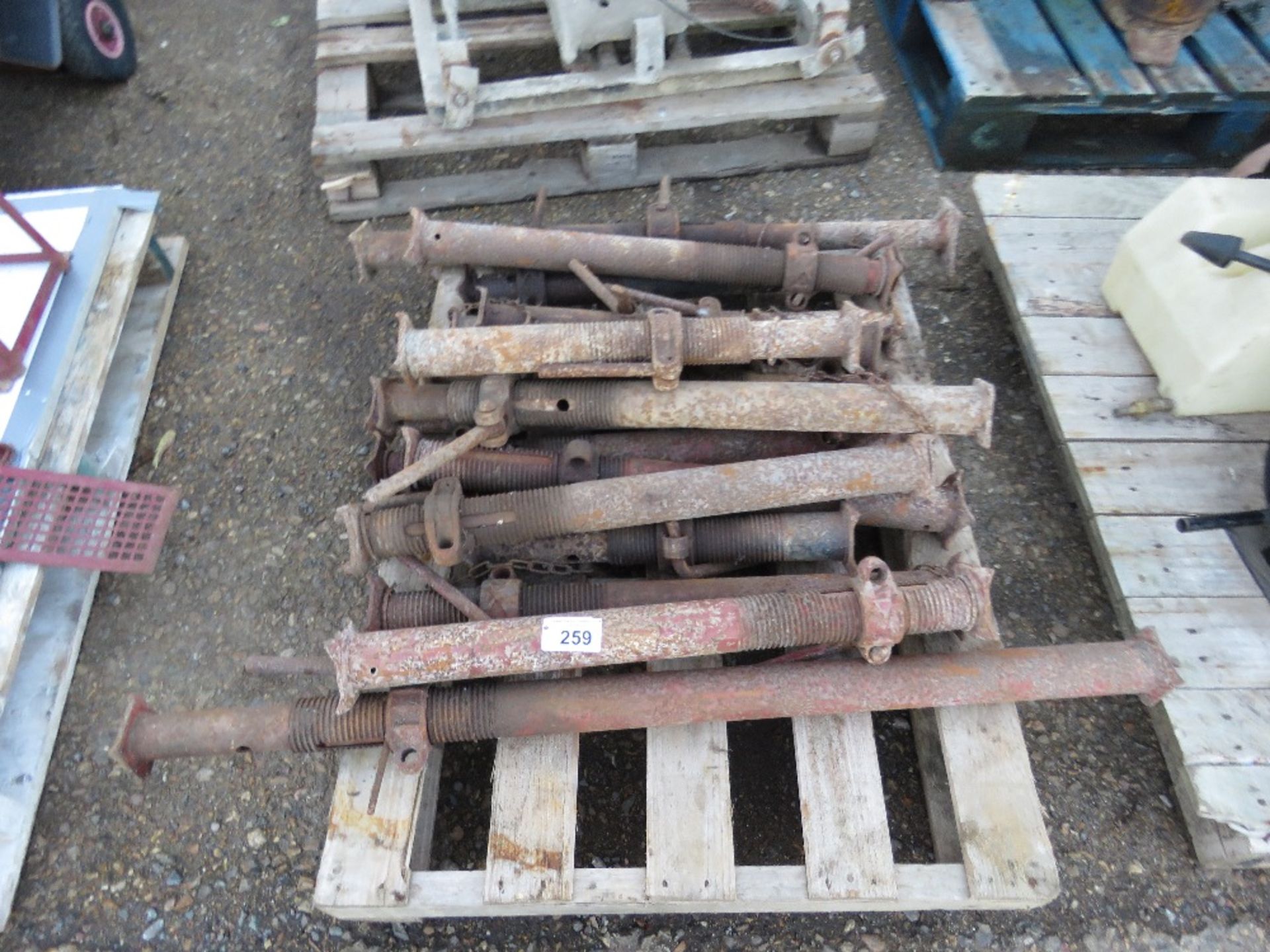 QUANTITY OF SHORT REACH ACROW TYPE TRENCH SUPPORT PROPS. THIS LOT IS SOLD UNDER THE AUCTIONEERS M - Image 2 of 3