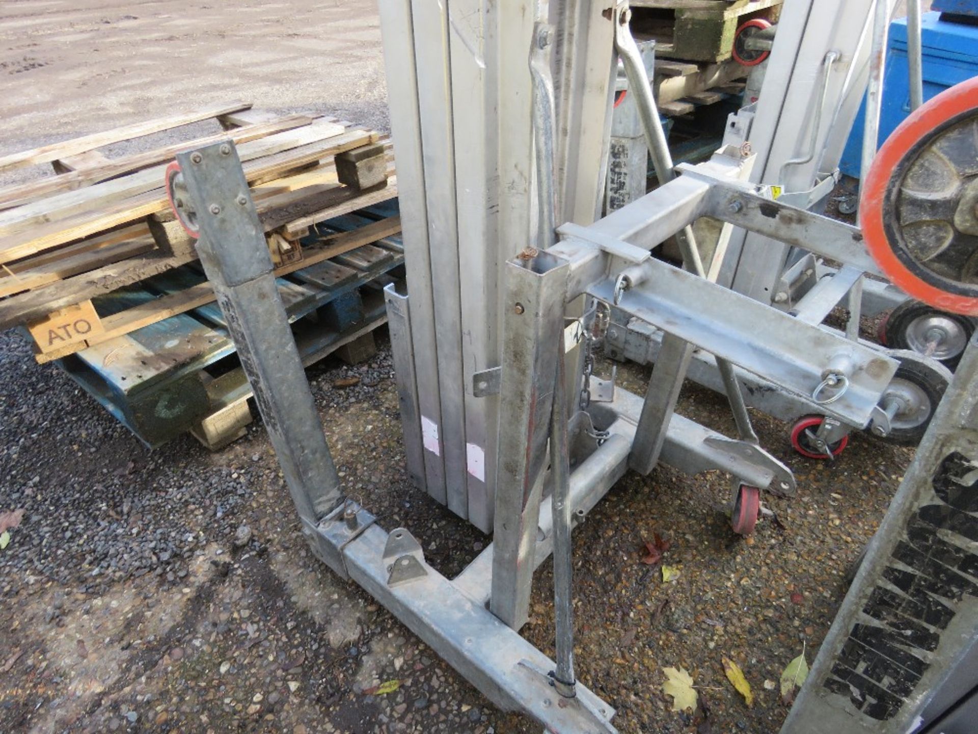 SUMNER MODEL 2015 MATERIAL LIFT, 3 STAGE, WITH A SET OF FORKS.