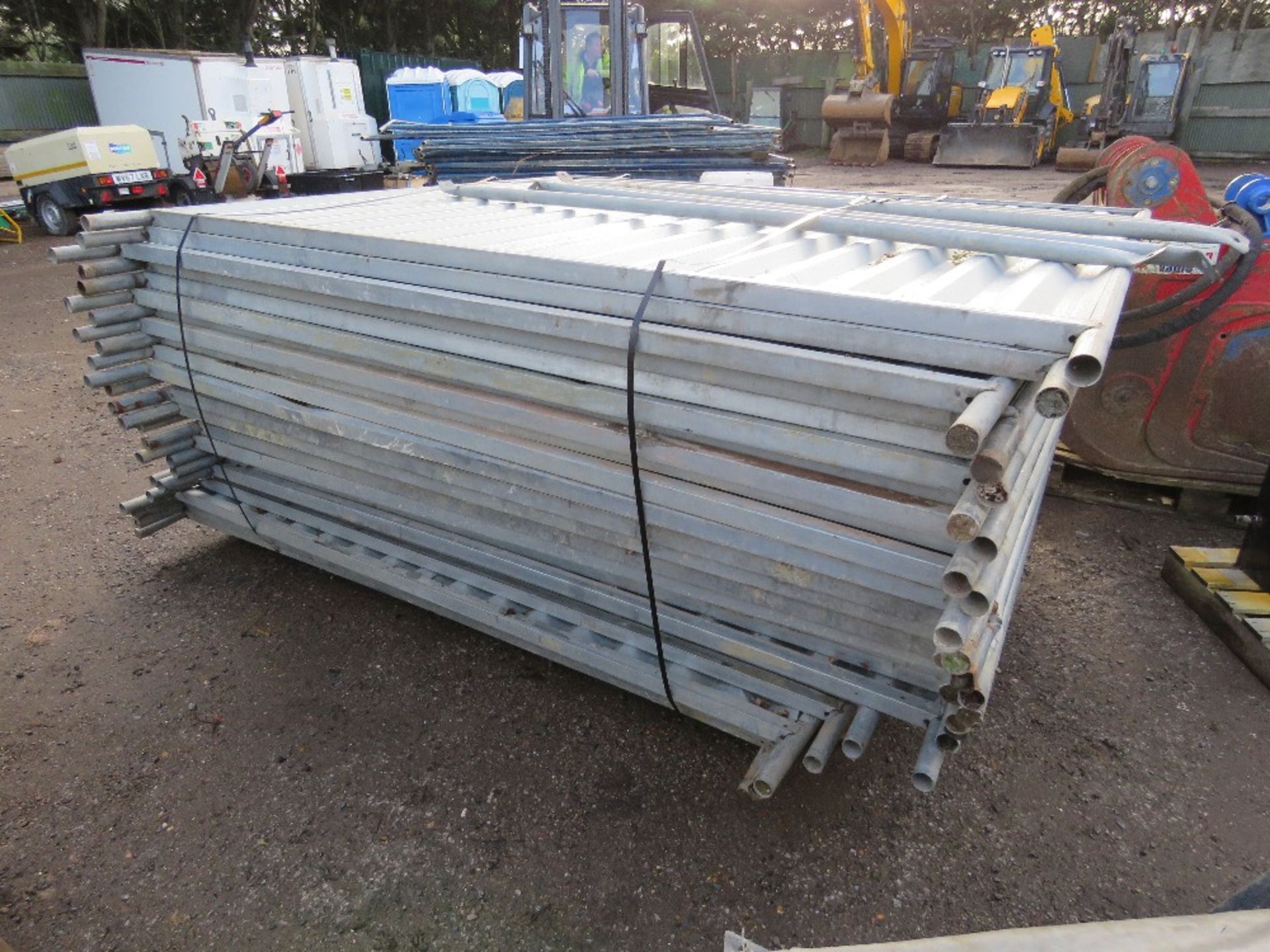 STACK OF 27NO SOLID SITE FENCE PANELS WITH A PALLET OF FEET, BUCKET OF CLIPS AND A FEW BRACE BARS. 6 - Image 4 of 8