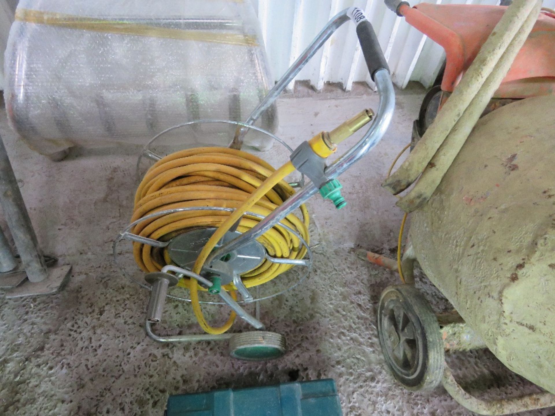 GARDEN HOSE REEL ON TROLLEY. THIS LOT IS SOLD UNDER THE AUCTIONEERS MARGIN SCHEME, THEREFORE NO V - Image 2 of 3