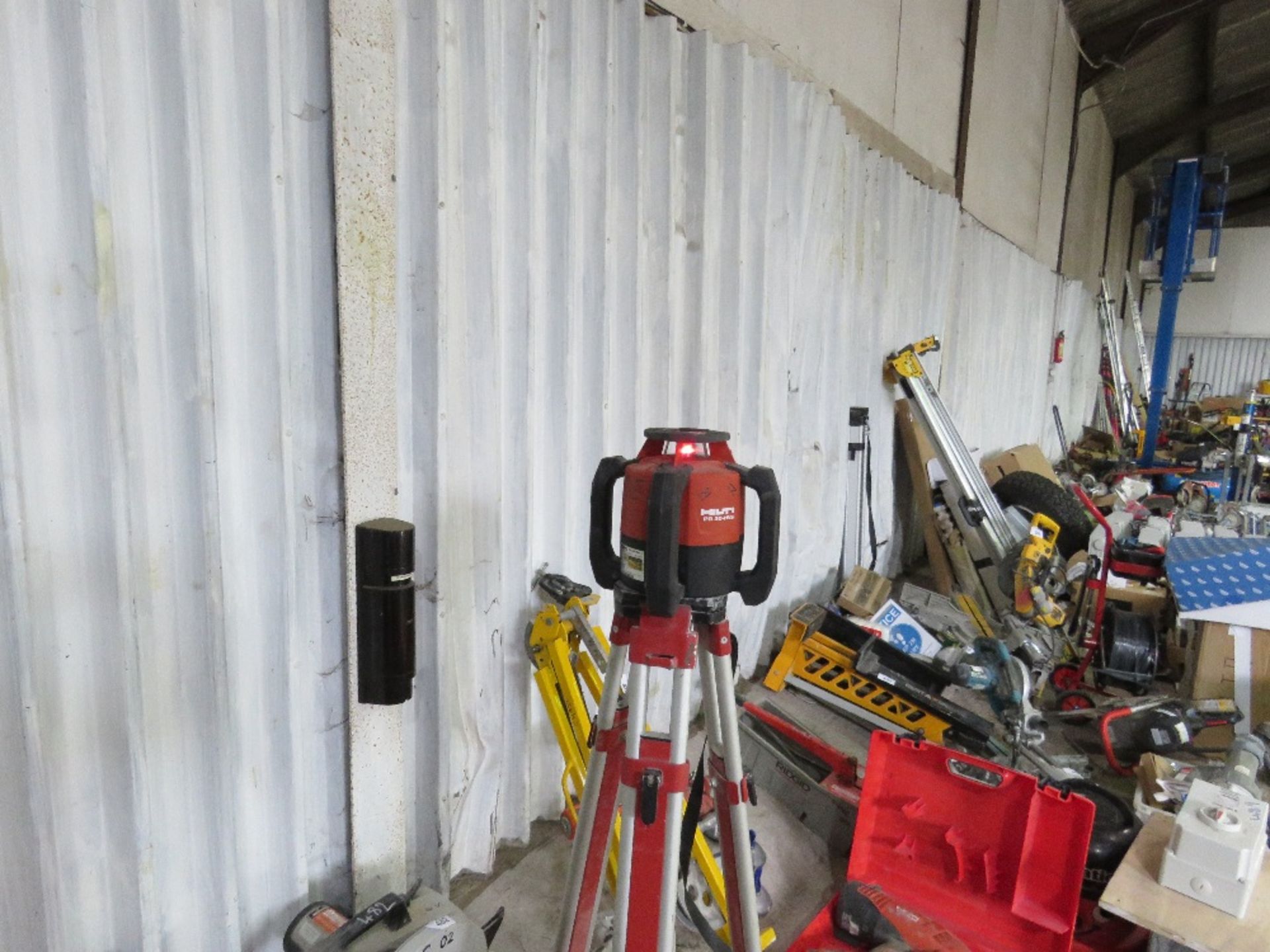 HILTI PR30 LASER LEVEL SET WITH TRIPOD AND TARGET HEADS AS SHOWN. SOURCED FROM COMPANY LIQUIDATIO - Image 6 of 6