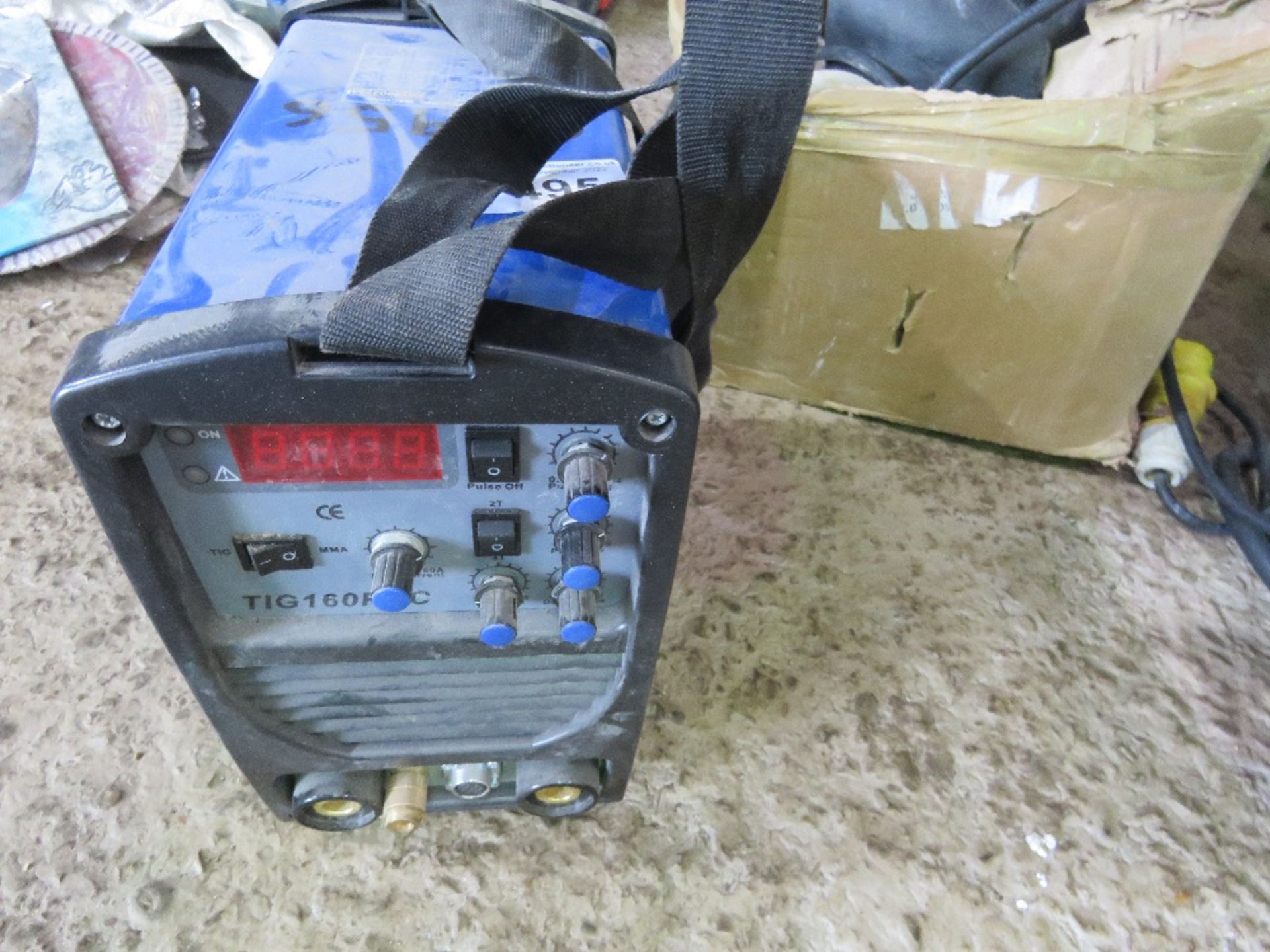 DC TIG WELDING UNIT WITH ATTACHMENTS, BOXED, LITTLE SIGN OF USEAGE. SOURCED FROM COMPANY LIQUIDAT - Image 5 of 5