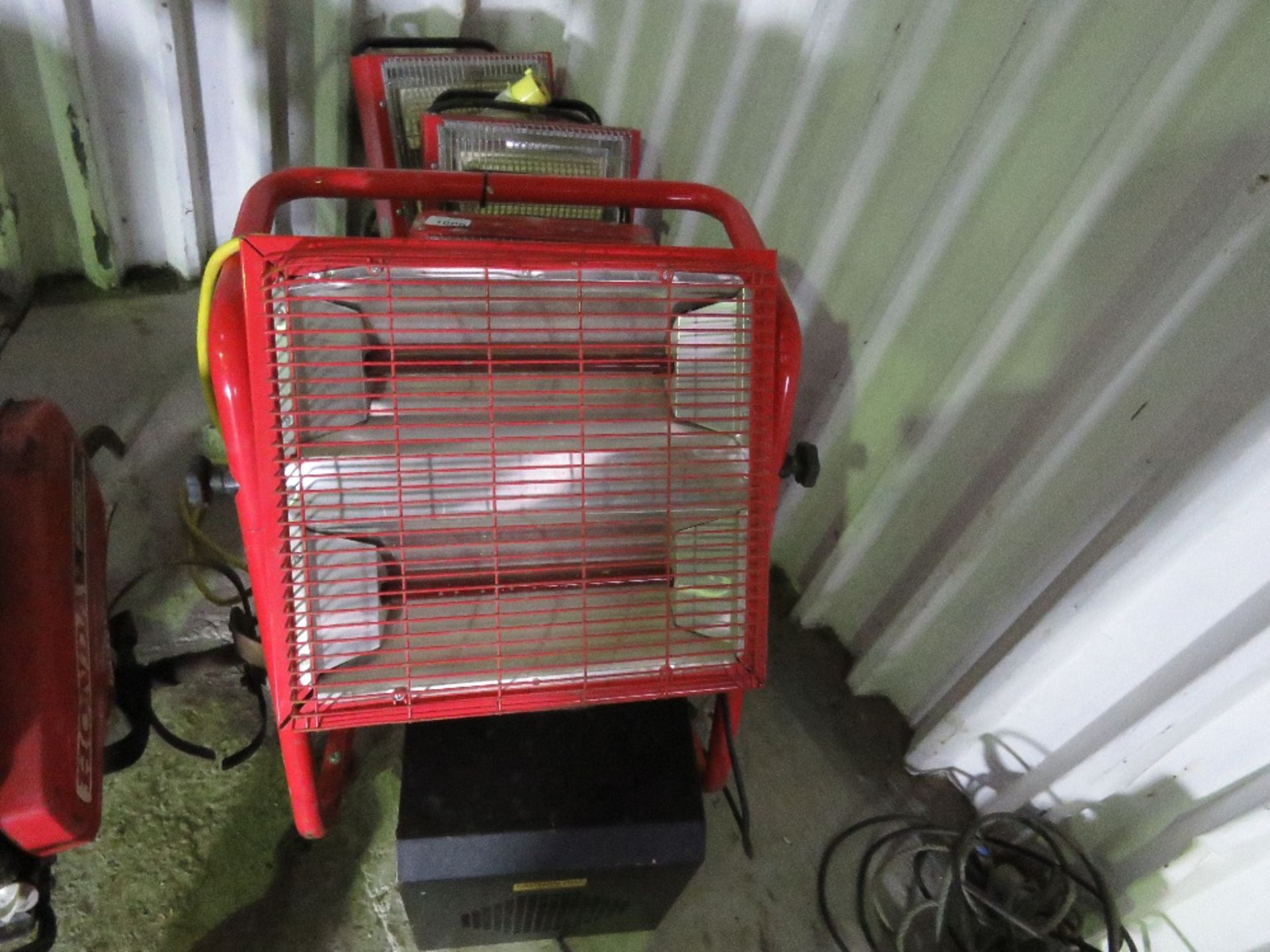 4 X RADIANT HEATERS PLUS A CUBE HEATER. - Image 3 of 4