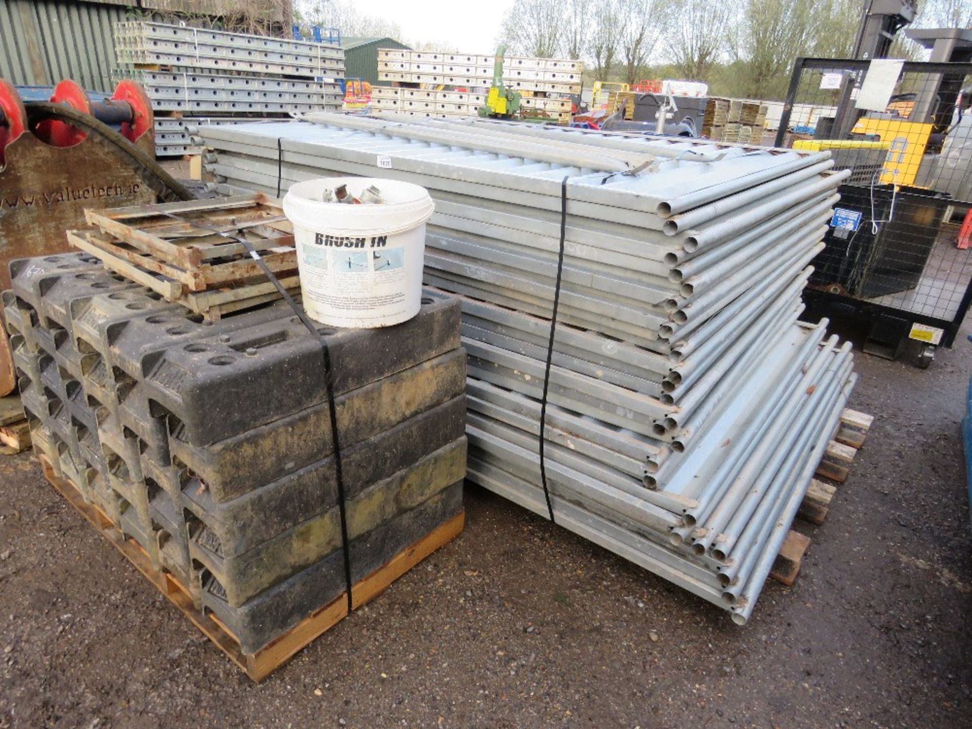 STACK OF 27NO SOLID SITE FENCE PANELS WITH A PALLET OF FEET, BUCKET OF CLIPS AND A FEW BRACE BARS. 6