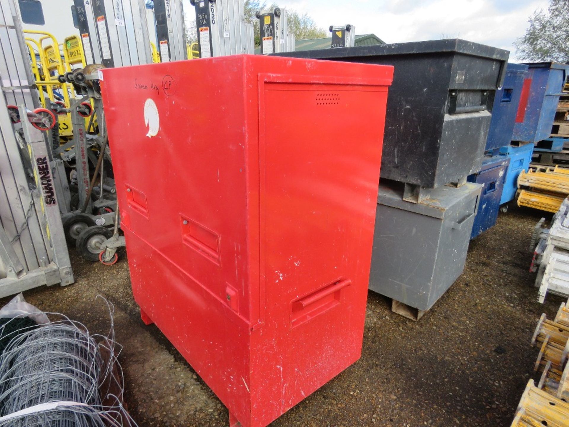 LARGE RED TOOL VAULT, UNLOCKED, NO KEYS. SOURCED FROM COMPANY LIQUIDATION. - Image 2 of 2