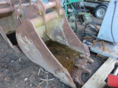 2FT WIDE EXCAVATOR BUCKET ON 65MM PINS. LOT LOCATION: THE STONDON HALL SALEGROUND, ESSEX. CM15 0