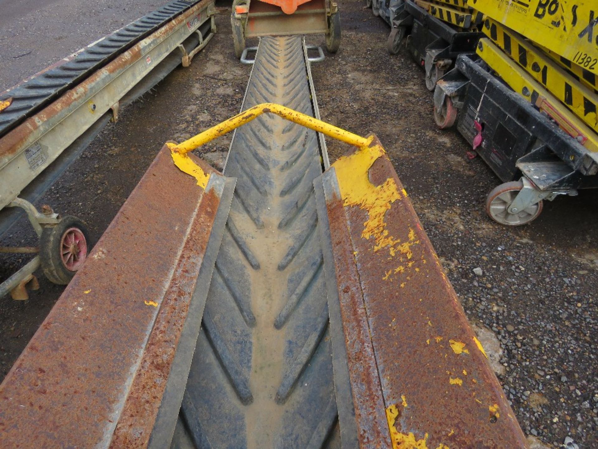 SHIFTA 110 VOLT MUCK CONVEYOR WITH HOPPER, 3.2M LENGTH APPROX. THIS LOT IS SOLD UNDER THE AUCTION - Image 3 of 4
