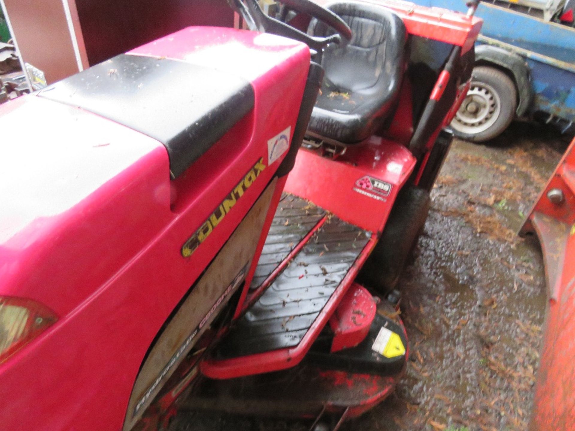 COUNTAX C800HE RIDE ON MOWER, UNTESTED, CONDITION UNKNOWN. - Image 2 of 3