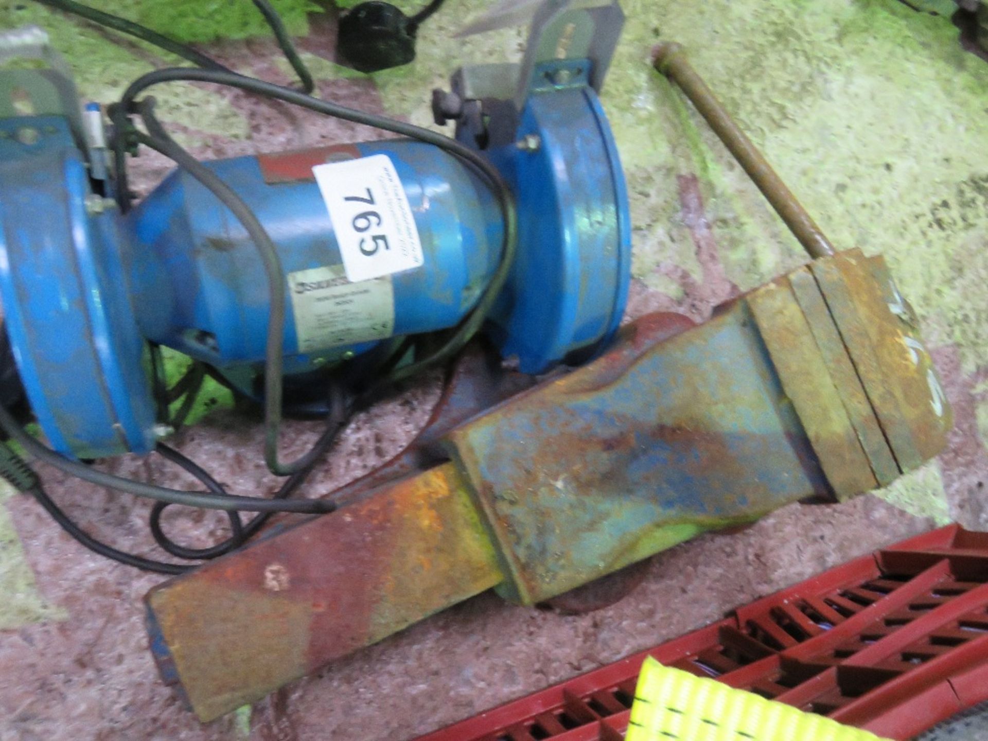 BENCH VICE AND BENCH GRINDER. THIS LOT IS SOLD UNDER THE AUCTIONEERS MARGIN SCHEME, THEREFORE NO