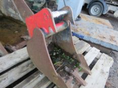 EXCAVATOR BUCKET, 3 TONNE RATED, 25MM PINS, 300MM WIDTH APPROX. THIS LOT IS SOLD UNDER THE AUCTIO