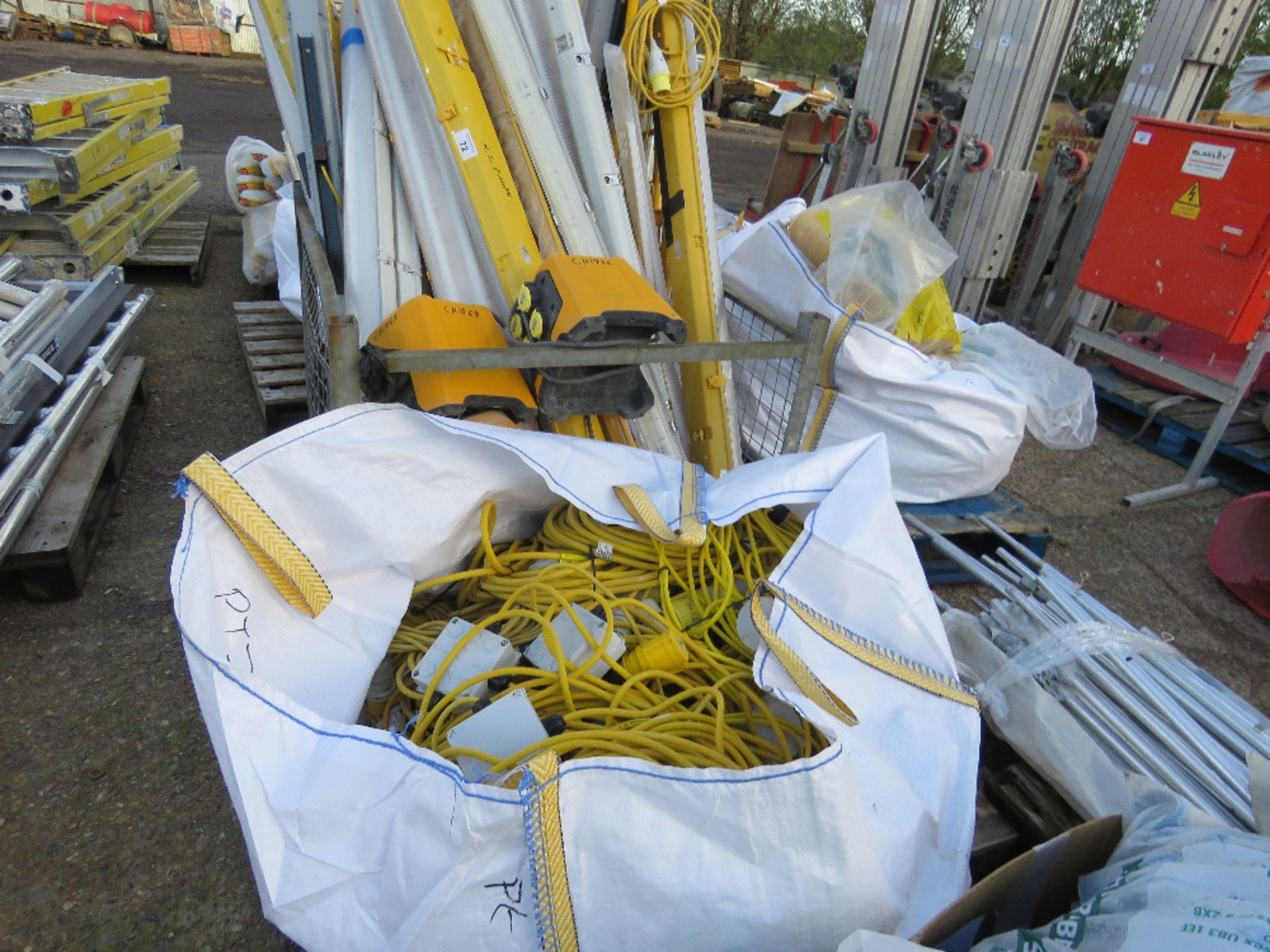 STILLAGE OF WORK LIGHTS PLUS A BULK BAG OF EXTENSION LEADS, 110VOLT. SOURCED FROM COMPANY LIQUID - Image 5 of 8