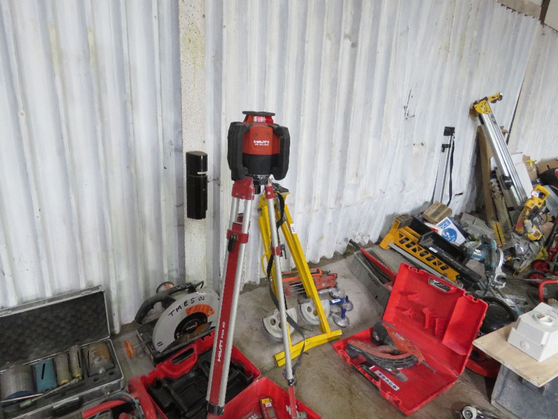 HILTI PR30 LASER LEVEL SET WITH TRIPOD AND TARGET HEADS AS SHOWN. SOURCED FROM COMPANY LIQUIDATIO - Image 5 of 6