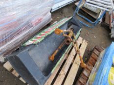 ASSORTED PIPE STANDS AND SUNDRIES IN A PLASTIC DRIP TRAY. THIS LOT IS SOLD UNDER THE AUCTIONEERS