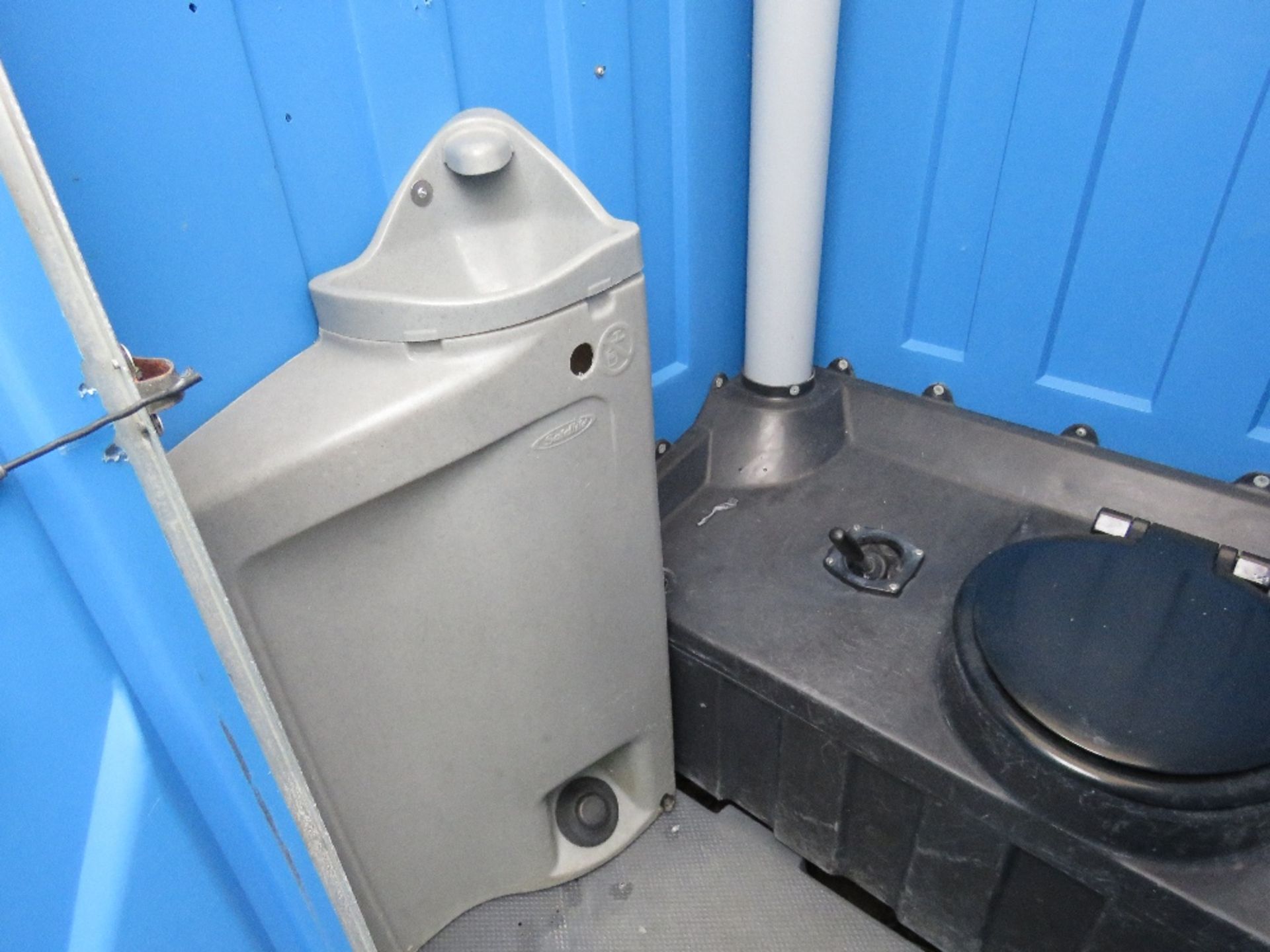 PORTABLE SITE / BUILDER'S TOILET. - Image 2 of 4