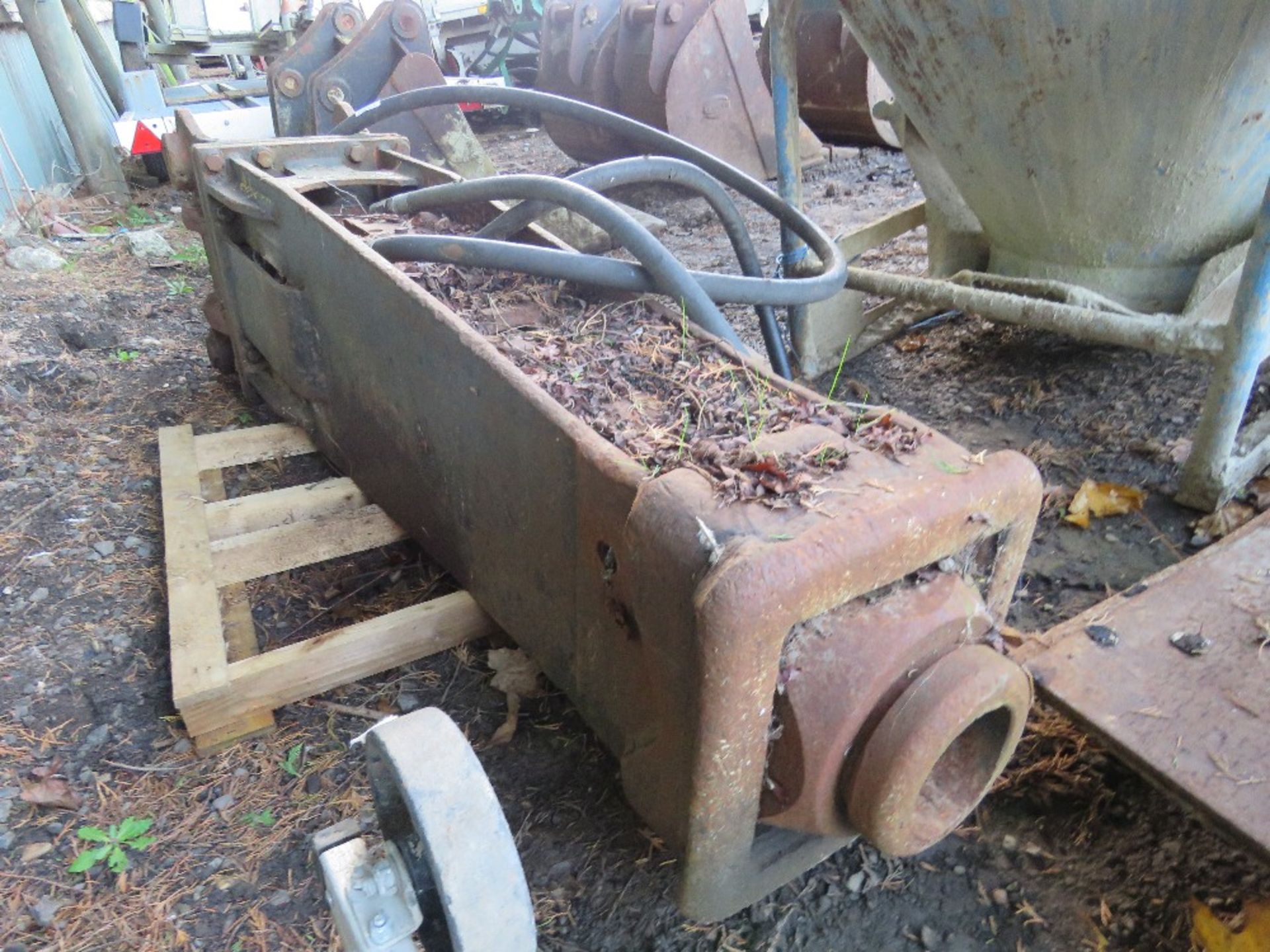 LARGE EXCAVATOR BREAKER ON 80MM PINS. - Image 3 of 3