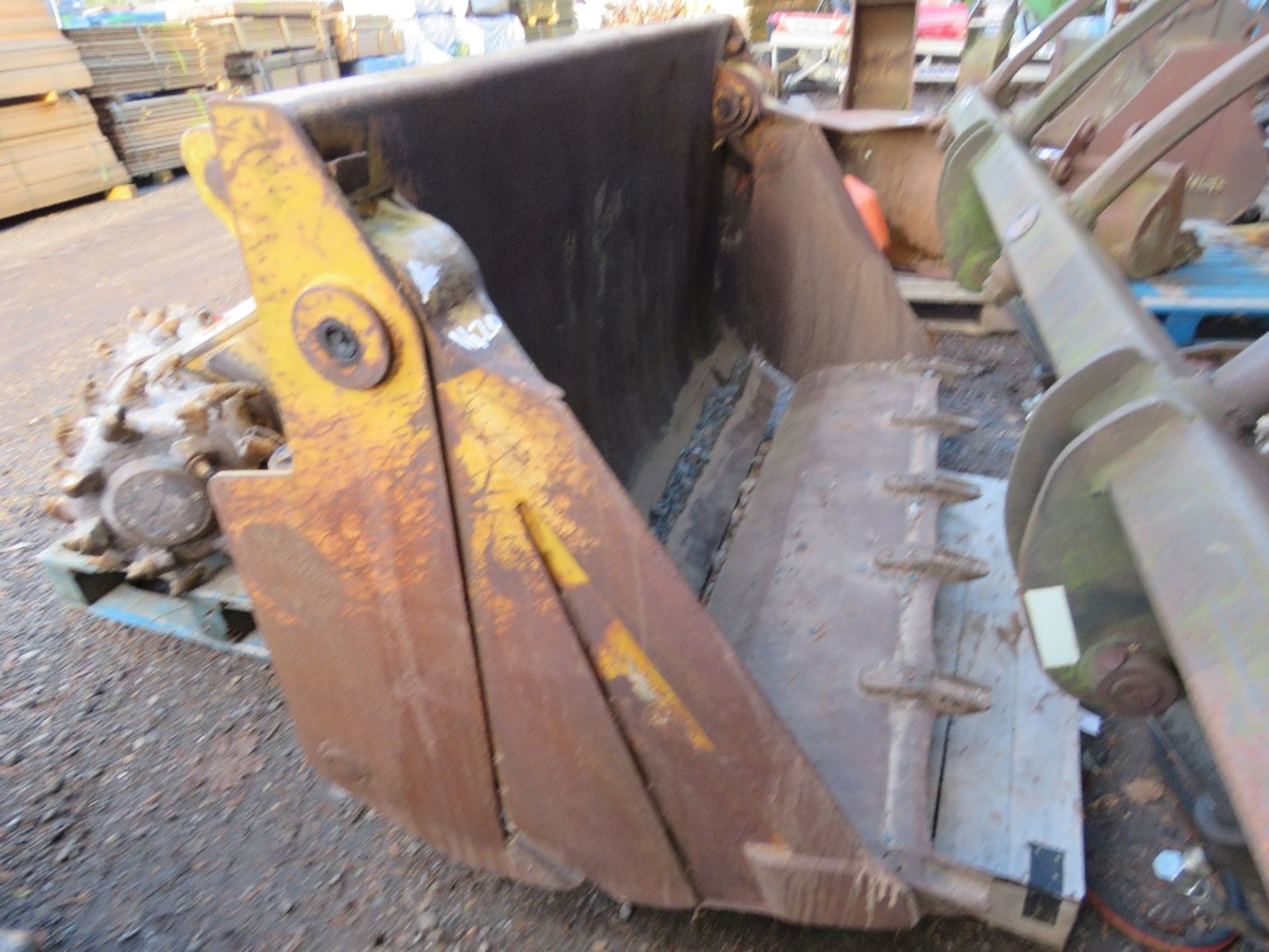 4 IN 1 LOADER BUCKET, EX DROTT, 6FT WIDTH APPROX. CAN BE ADAPTED FOR A TELEHANDLER. - Image 4 of 4