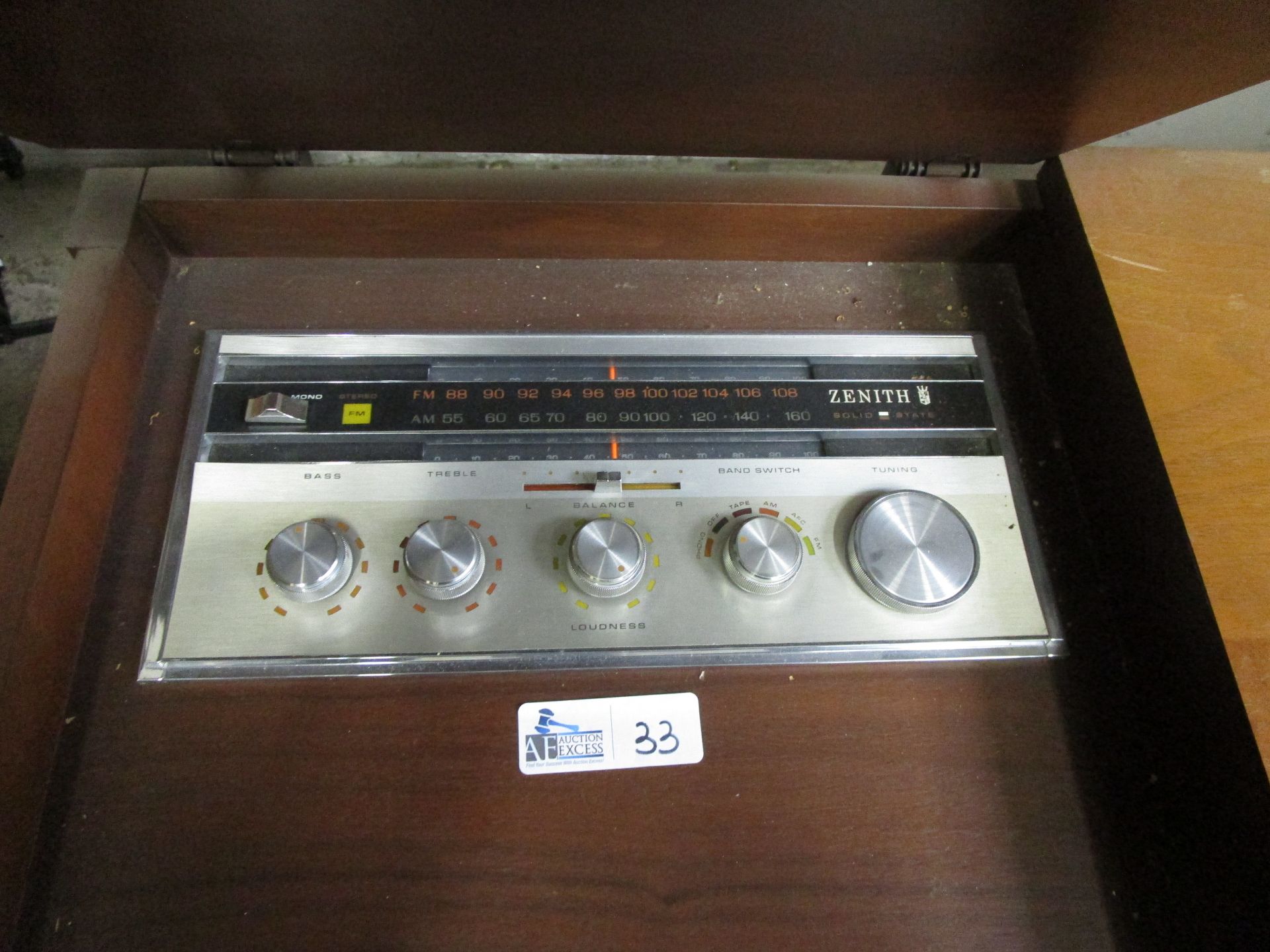 VINTAGE ZENITH AM/FM TV,TURNTABLE CONSOLE - Image 3 of 4